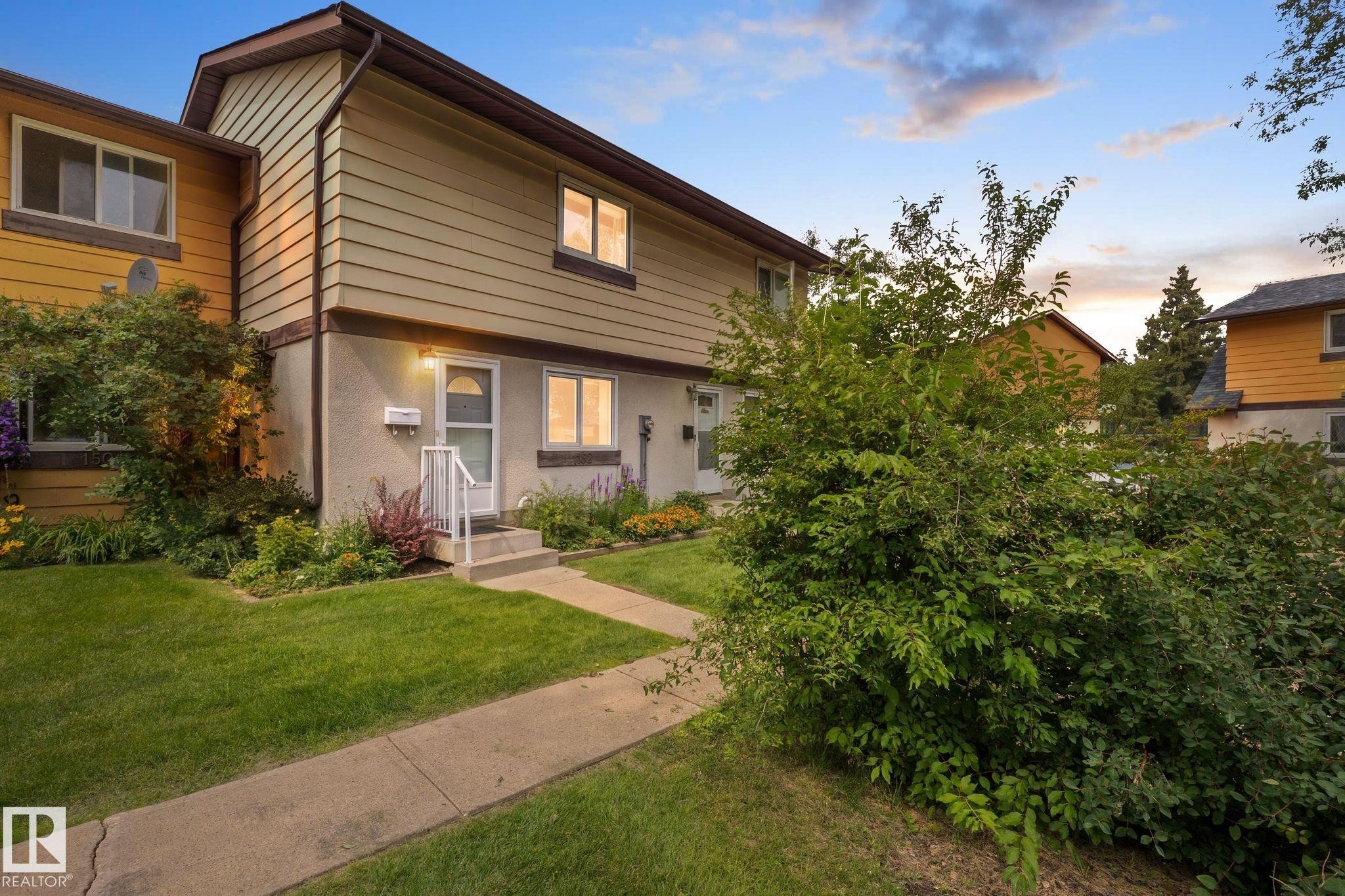 Two-story exterior with horizontal siding and stucco accents - 152 Woodstock Nw, Edmonton, AB - Outdoor