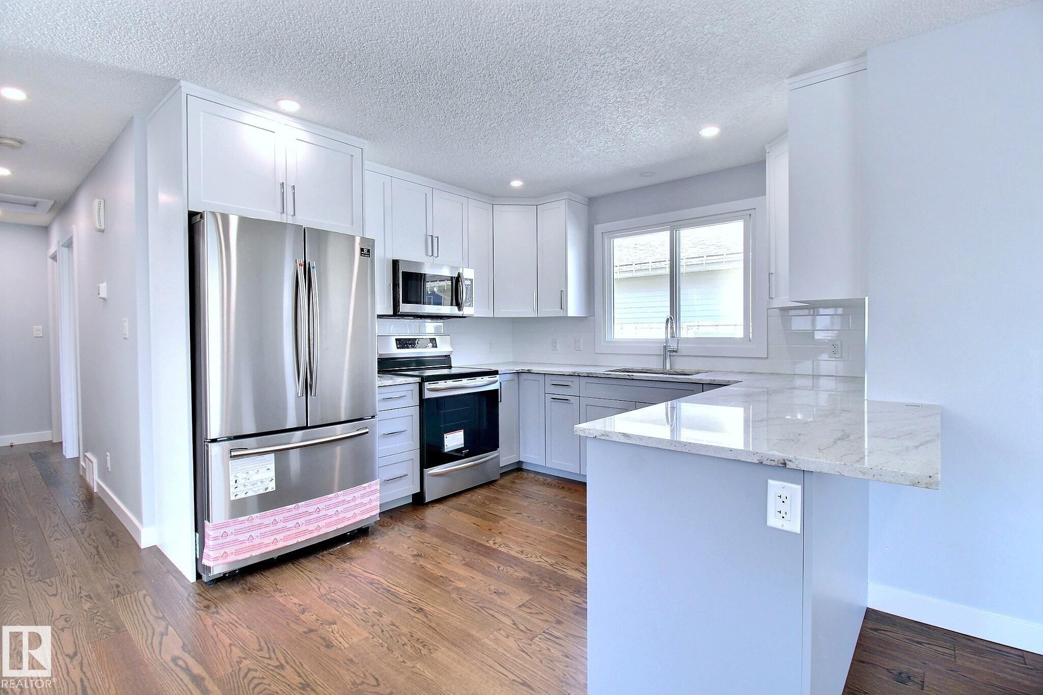 14732 32 Street Nw, Edmonton, AB - Indoor Photo Showing Kitchen With Upgraded Kitchen