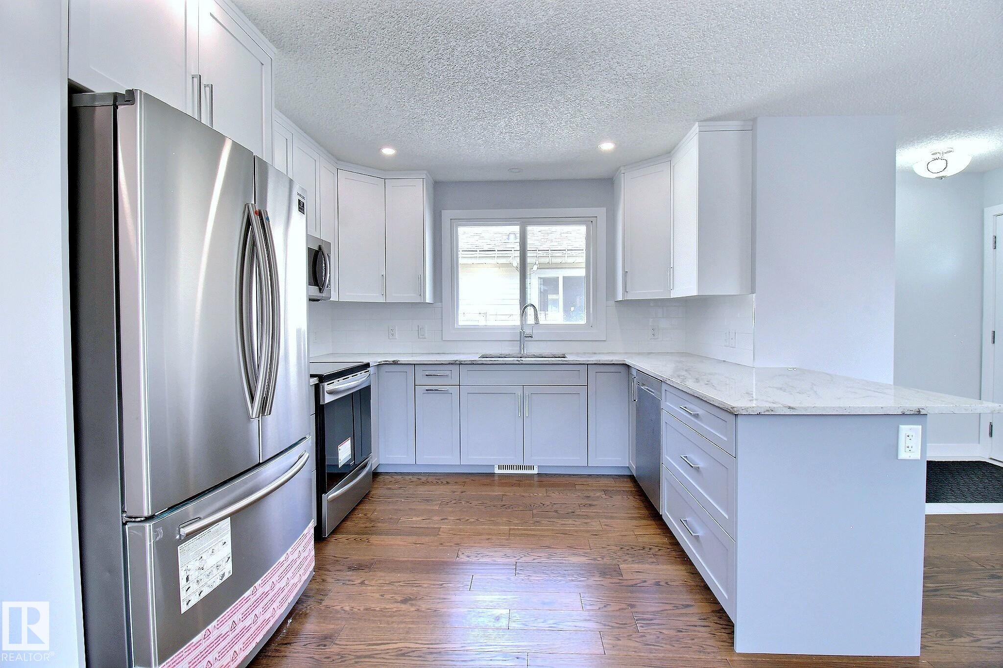 14732 32 Street Nw, Edmonton, AB - Indoor Photo Showing Kitchen With Upgraded Kitchen