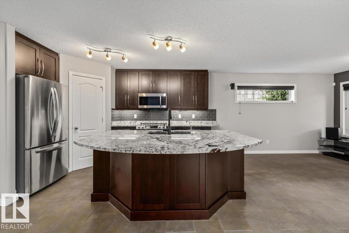 Kitchen - 1086 Grantham Drive Nw, Edmonton, AB - Indoor Photo Showing Kitchen With Upgraded Kitchen
