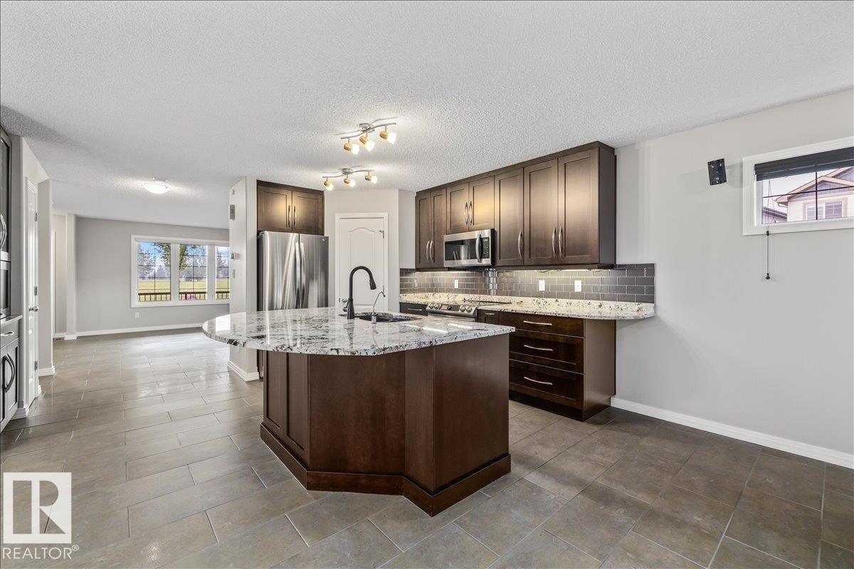 Kitchen - 1086 Grantham Drive Nw, Edmonton, AB - Indoor Photo Showing Kitchen With Upgraded Kitchen