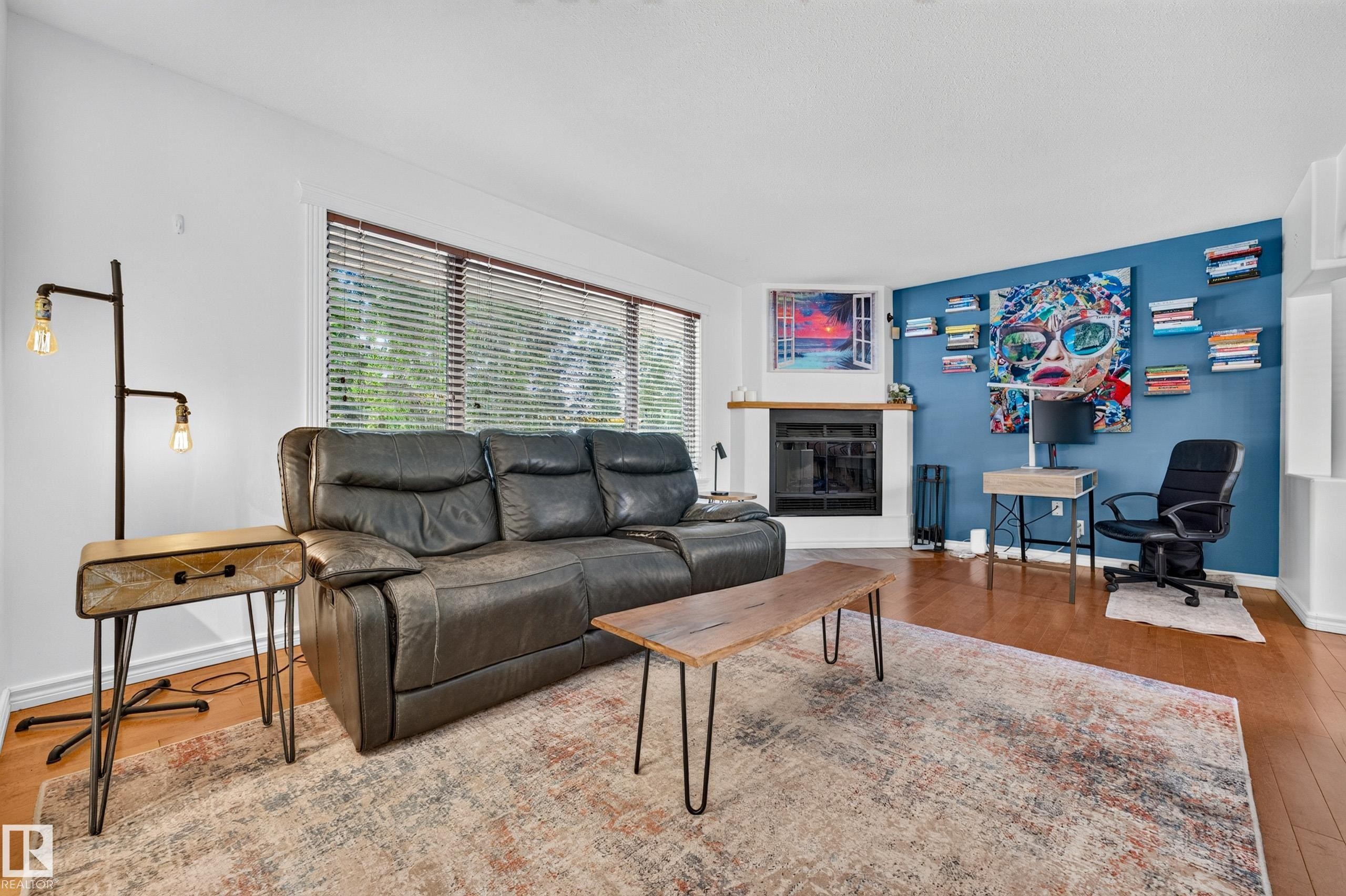 14804 95 Avenue Nw, Edmonton, AB - Indoor Photo Showing Living Room