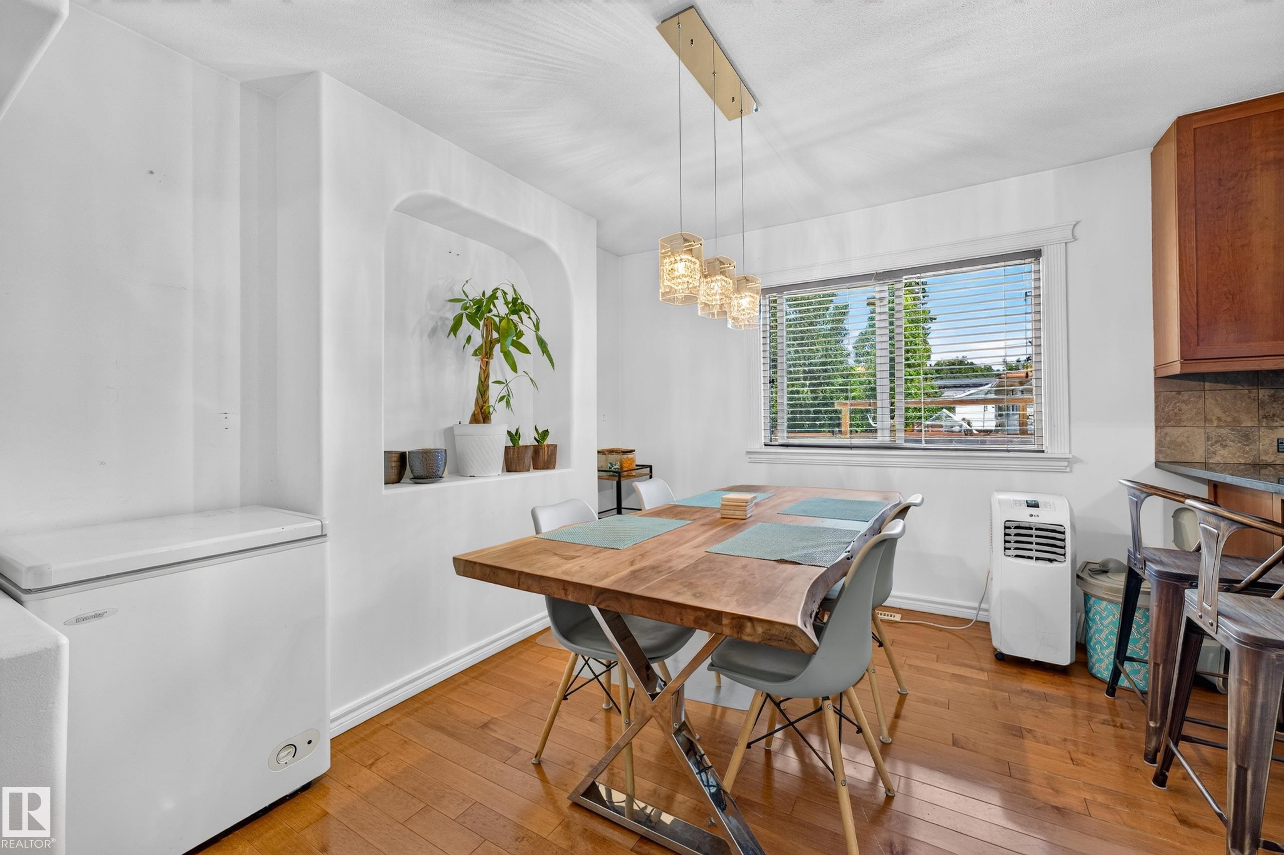 14804 95 Avenue Nw, Edmonton, AB - Indoor Photo Showing Dining Room