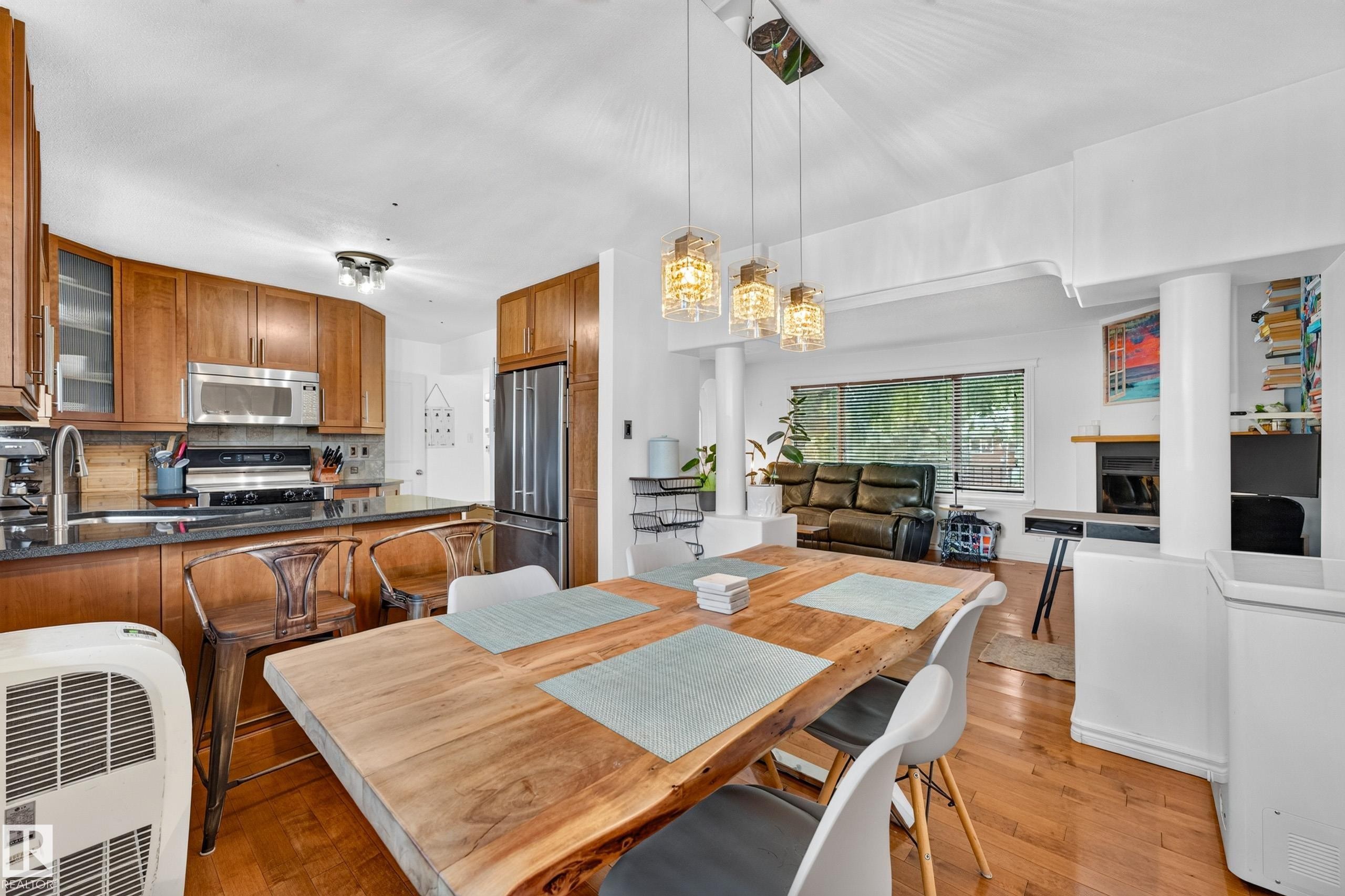 14804 95 Avenue Nw, Edmonton, AB - Indoor Photo Showing Dining Room