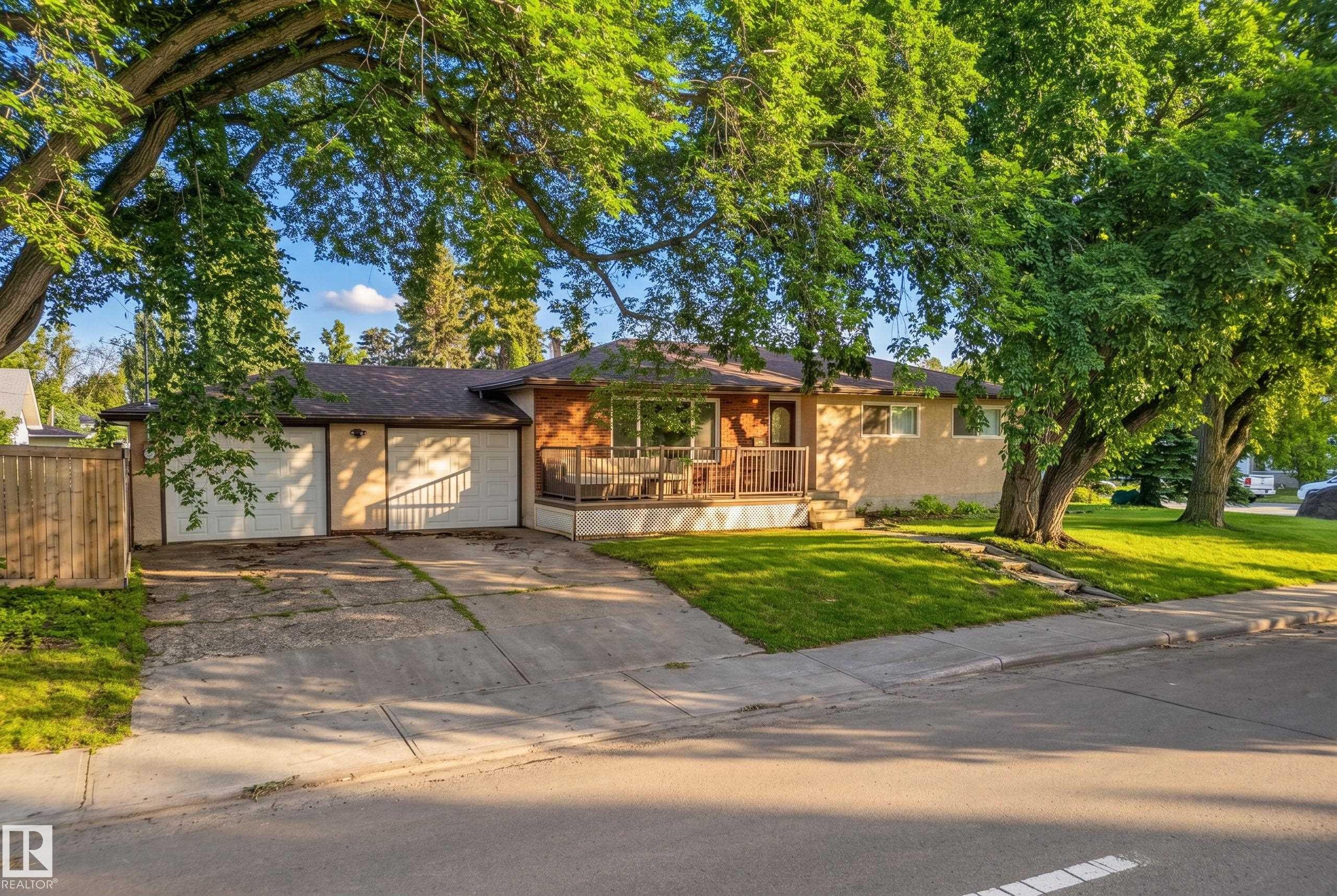14804 95 Avenue Nw, Edmonton, AB - Outdoor