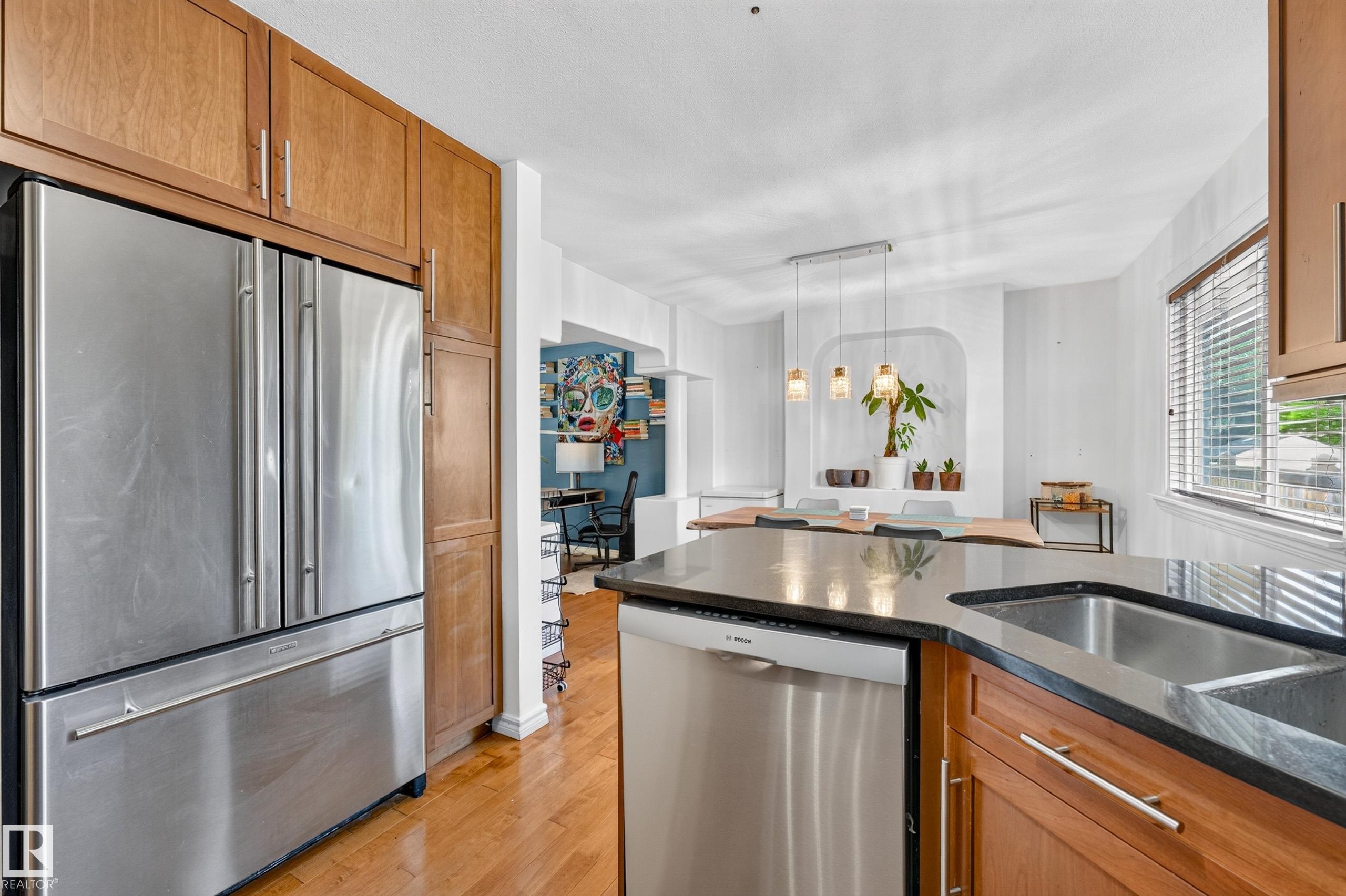 14804 95 Avenue Nw, Edmonton, AB - Indoor Photo Showing Kitchen