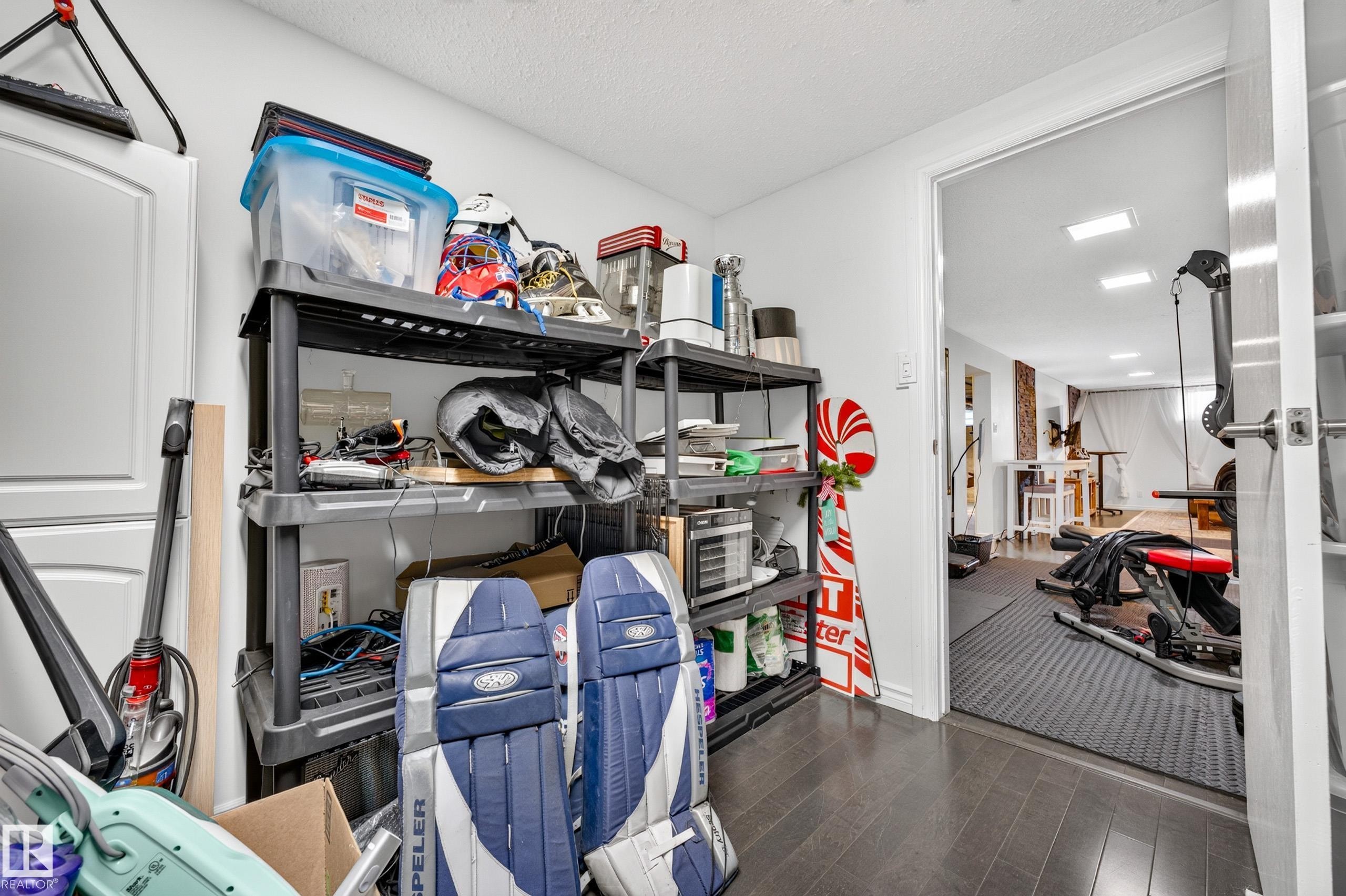 14804 95 Avenue Nw, Edmonton, AB - Indoor