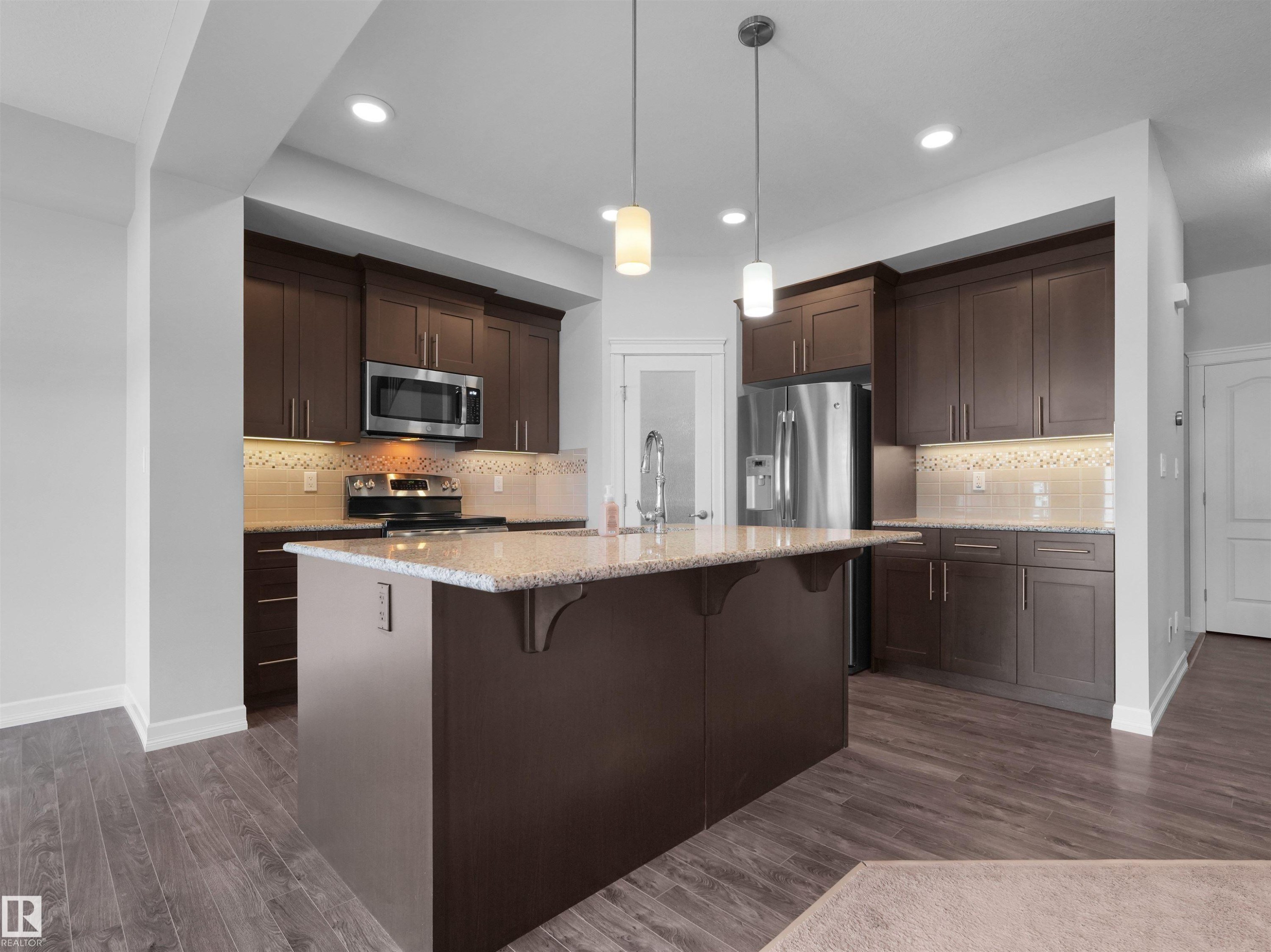 428 Simpkins Link, Leduc, AB - Indoor Photo Showing Kitchen With Upgraded Kitchen