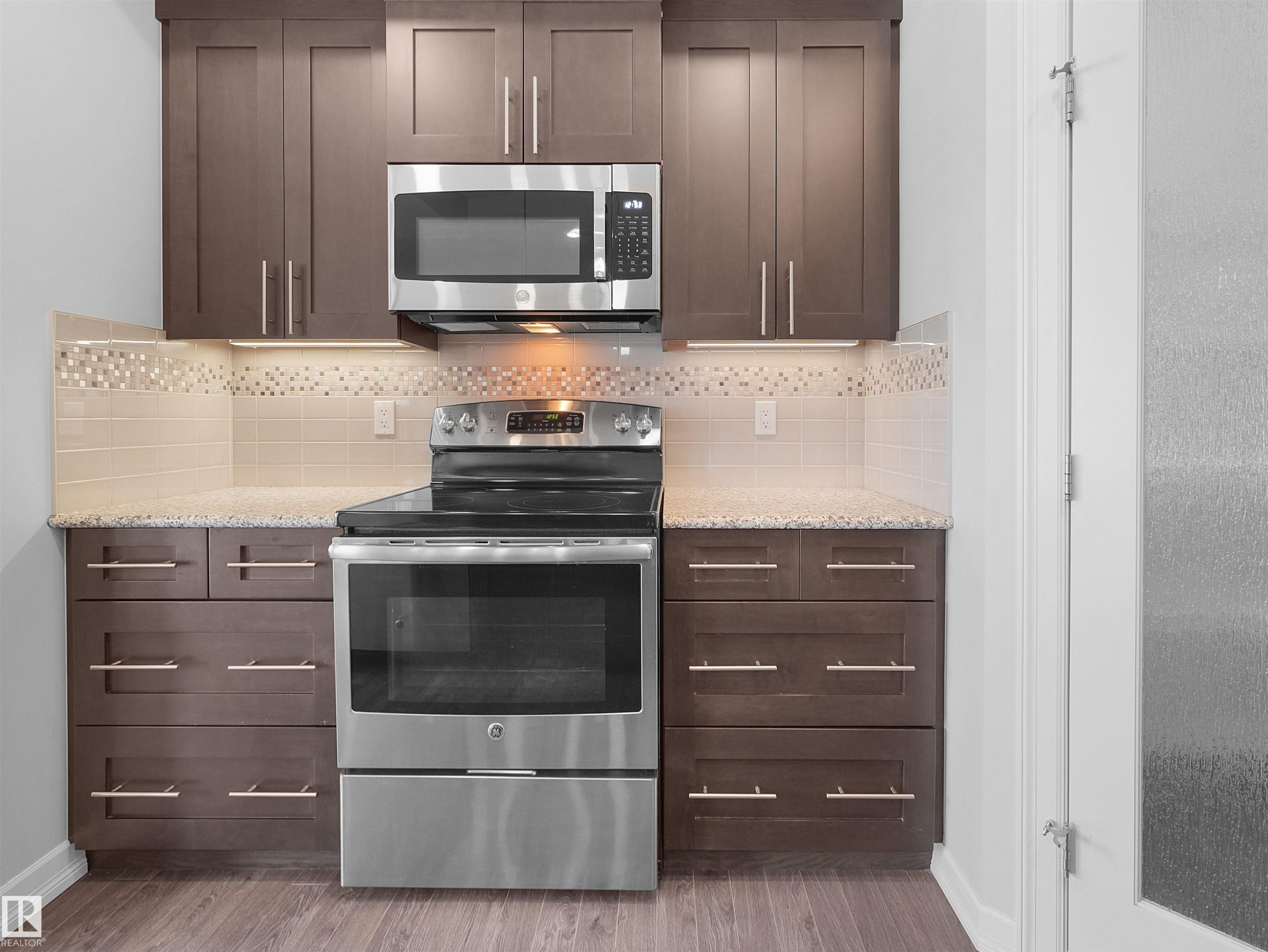 428 Simpkins Link, Leduc, AB - Indoor Photo Showing Kitchen With Upgraded Kitchen