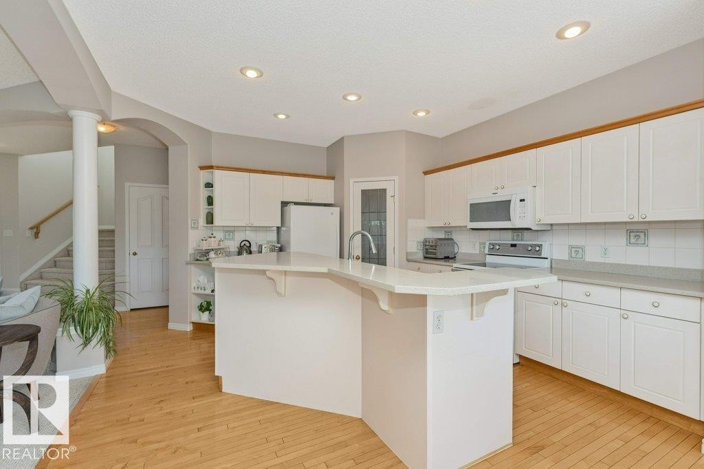 1072 Barnes Way Sw, Edmonton, AB - Indoor Photo Showing Kitchen