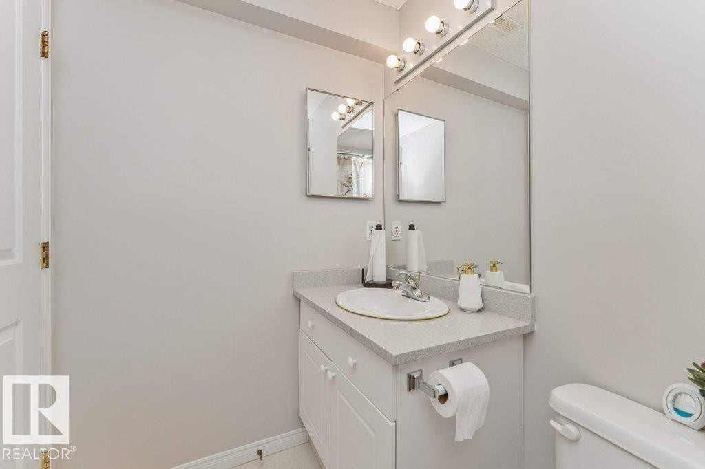 1072 Barnes Way Sw, Edmonton, AB - Indoor Photo Showing Bathroom