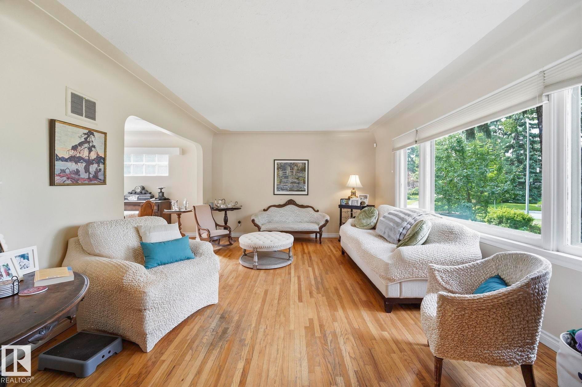 9107 118 Street Nw, Edmonton, AB - Indoor Photo Showing Living Room