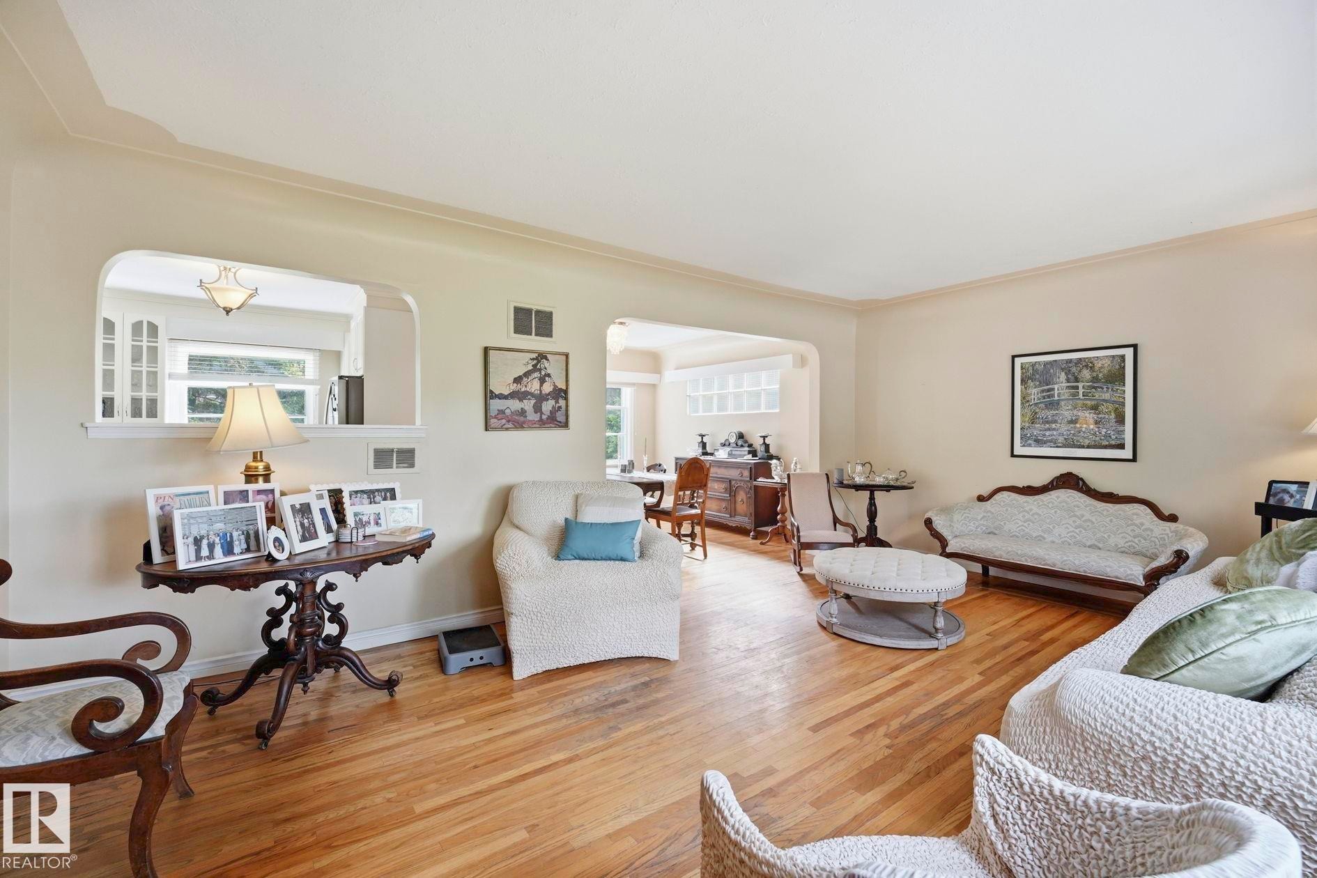 9107 118 Street Nw, Edmonton, AB - Indoor Photo Showing Living Room