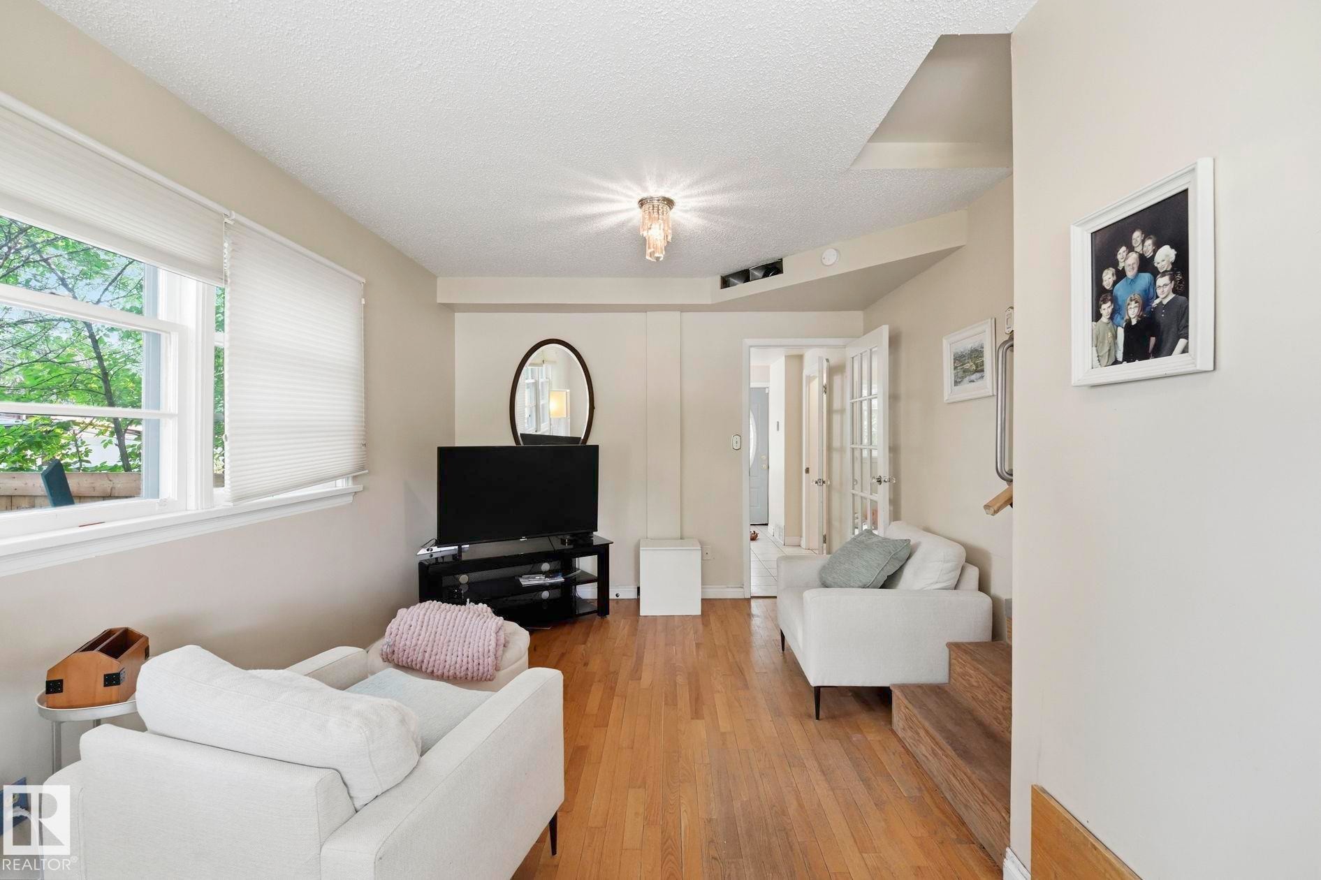 9107 118 Street Nw, Edmonton, AB - Indoor Photo Showing Living Room