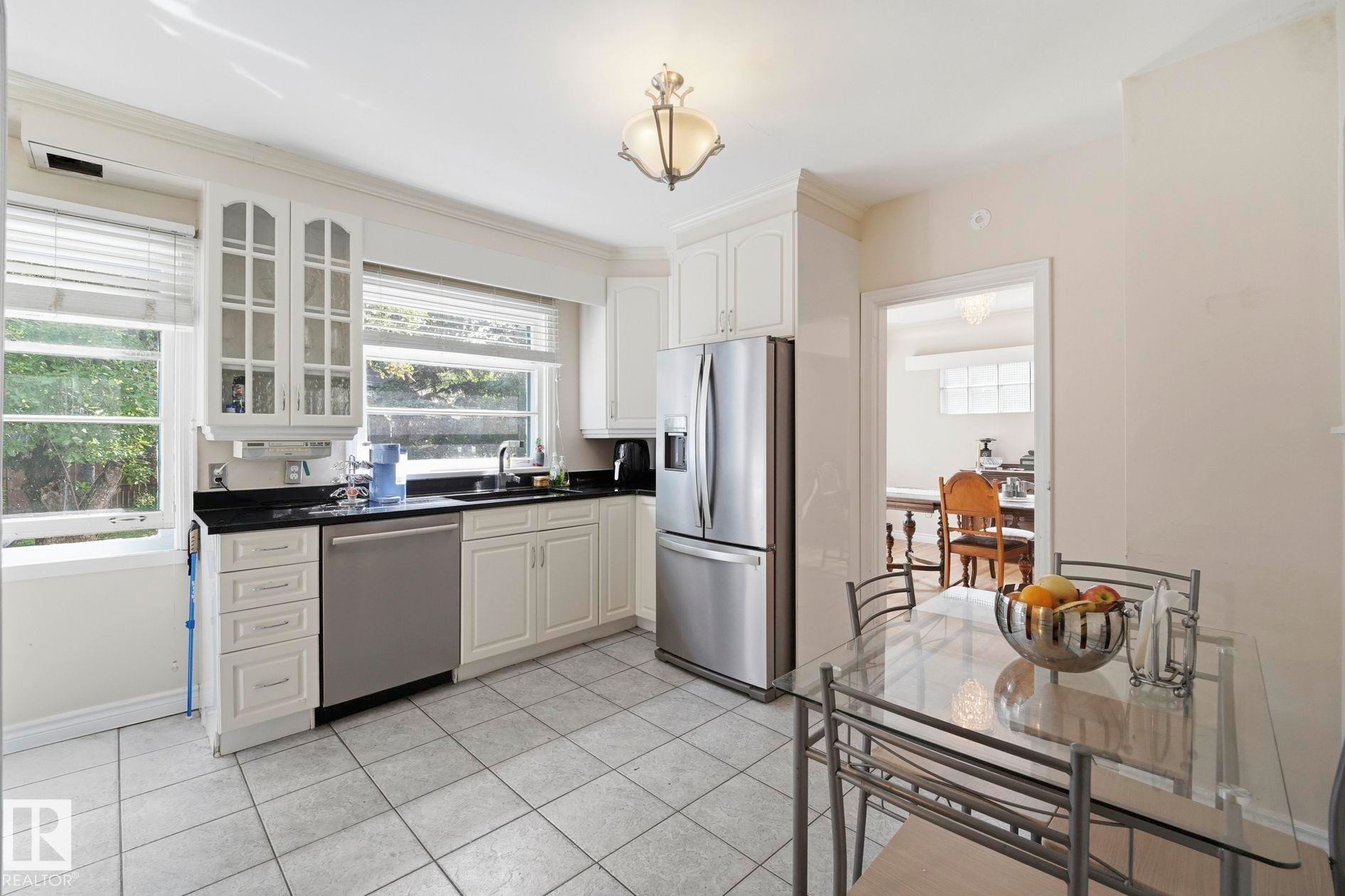 9107 118 Street Nw, Edmonton, AB - Indoor Photo Showing Kitchen