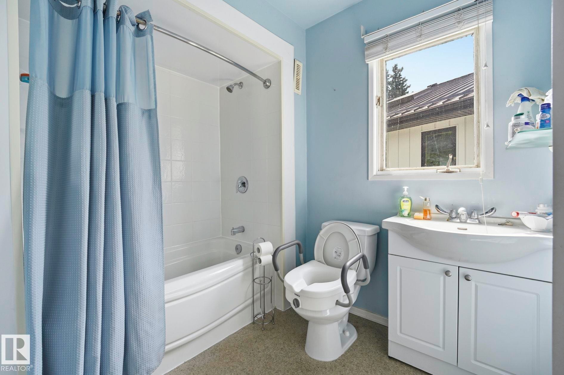 9107 118 Street Nw, Edmonton, AB - Indoor Photo Showing Bathroom