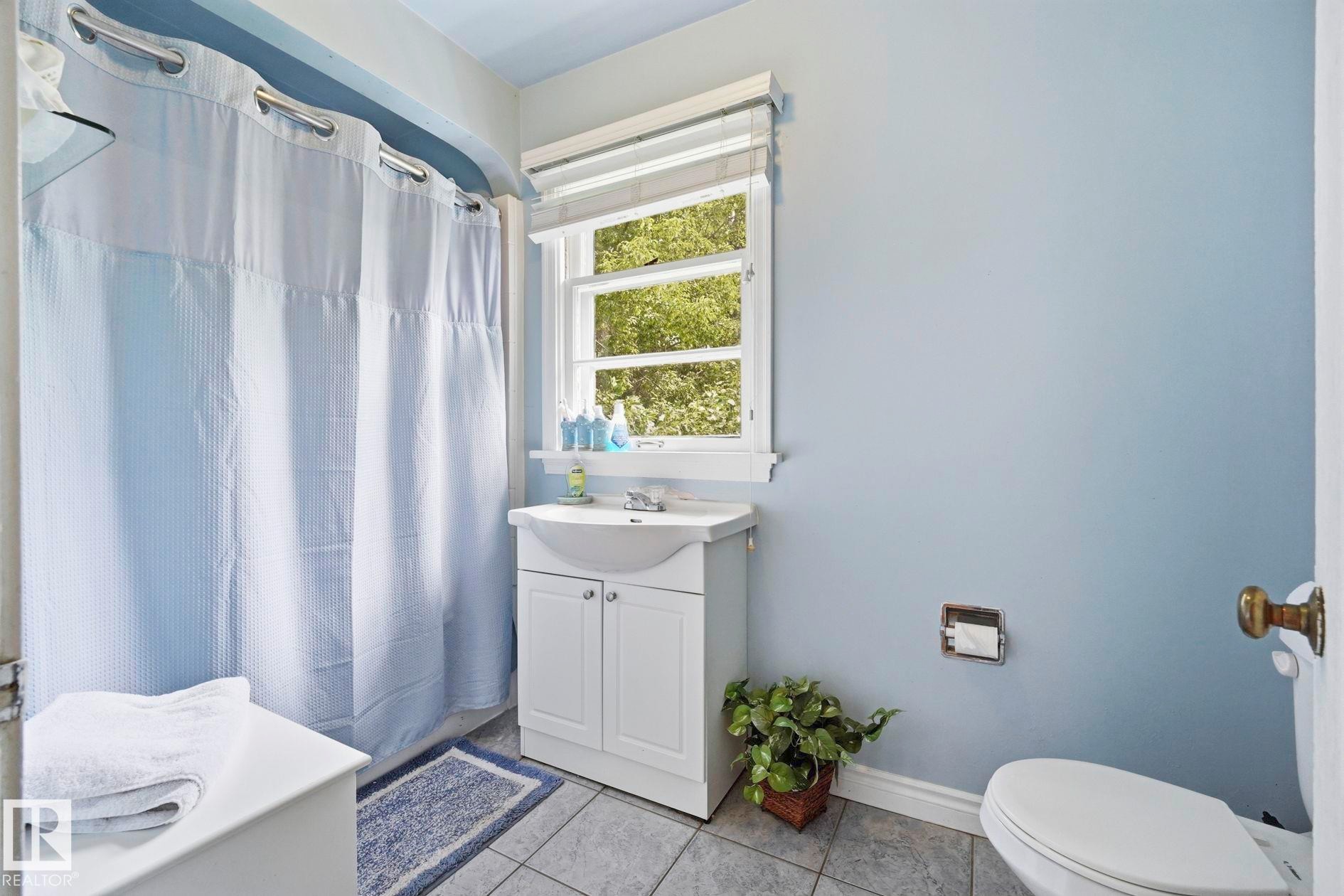 9107 118 Street Nw, Edmonton, AB - Indoor Photo Showing Bathroom