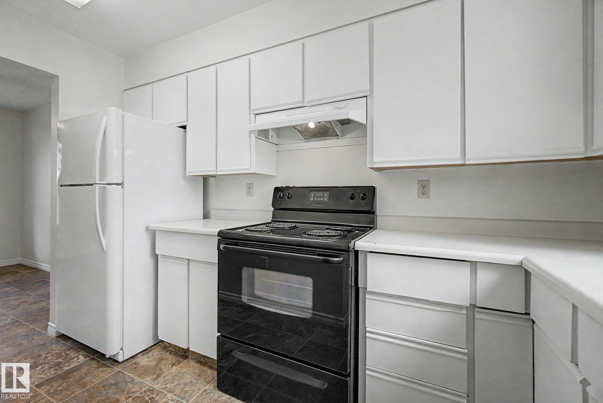 2932 36 Street Nw, Edmonton, AB - Indoor Photo Showing Kitchen