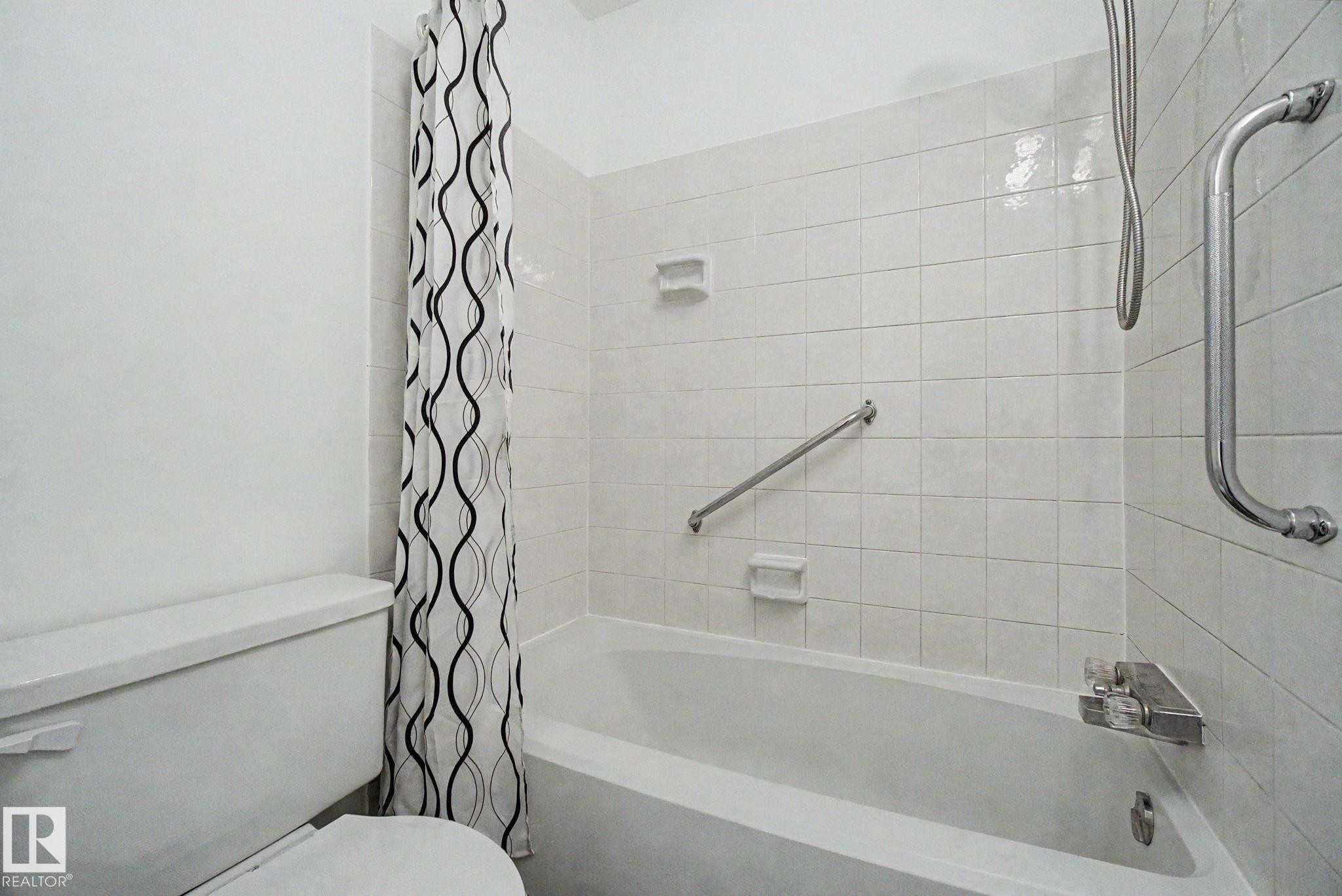 2932 36 Street Nw, Edmonton, AB - Indoor Photo Showing Bathroom