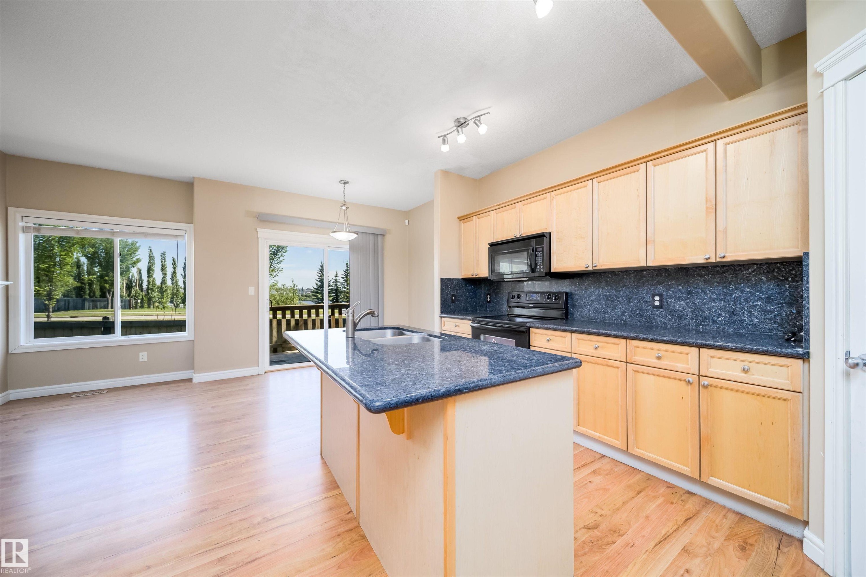 #46 15151 43 St Nw, Edmonton, AB - Indoor Photo Showing Kitchen