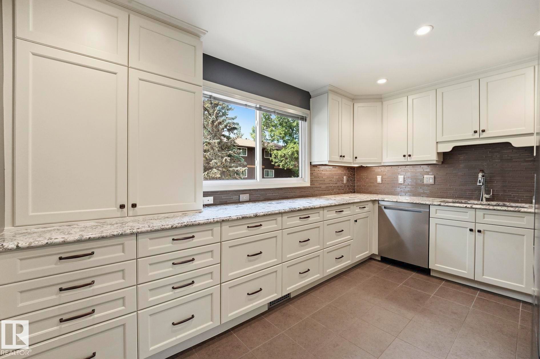 48 Glaewyn Estates, St. Albert, AB - Indoor Photo Showing Kitchen
