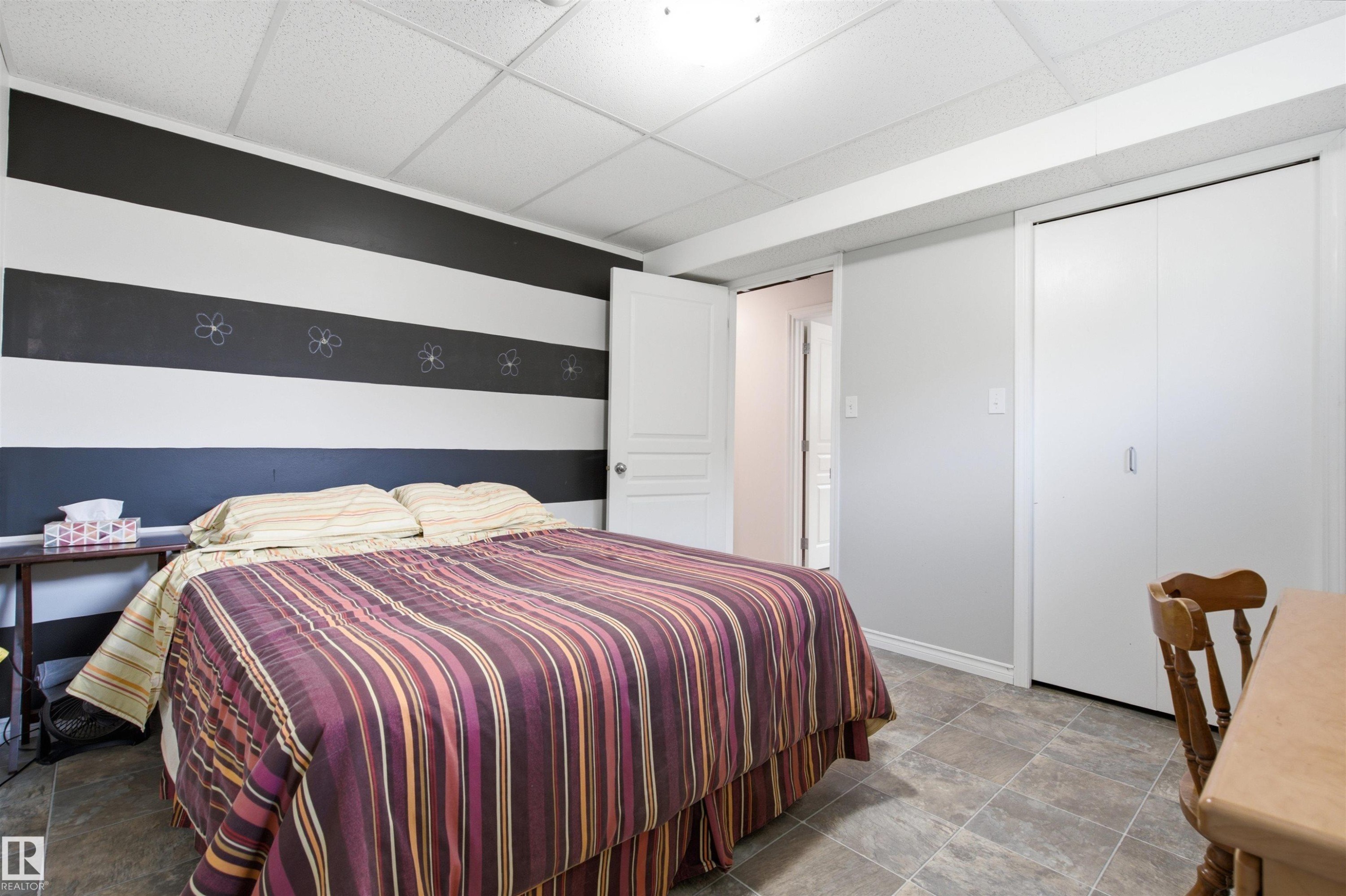 Spacious room featuring a drop ceiling - 59125 Range Road 102, Rural St. Paul County, AB - Indoor Photo Showing Bedroom