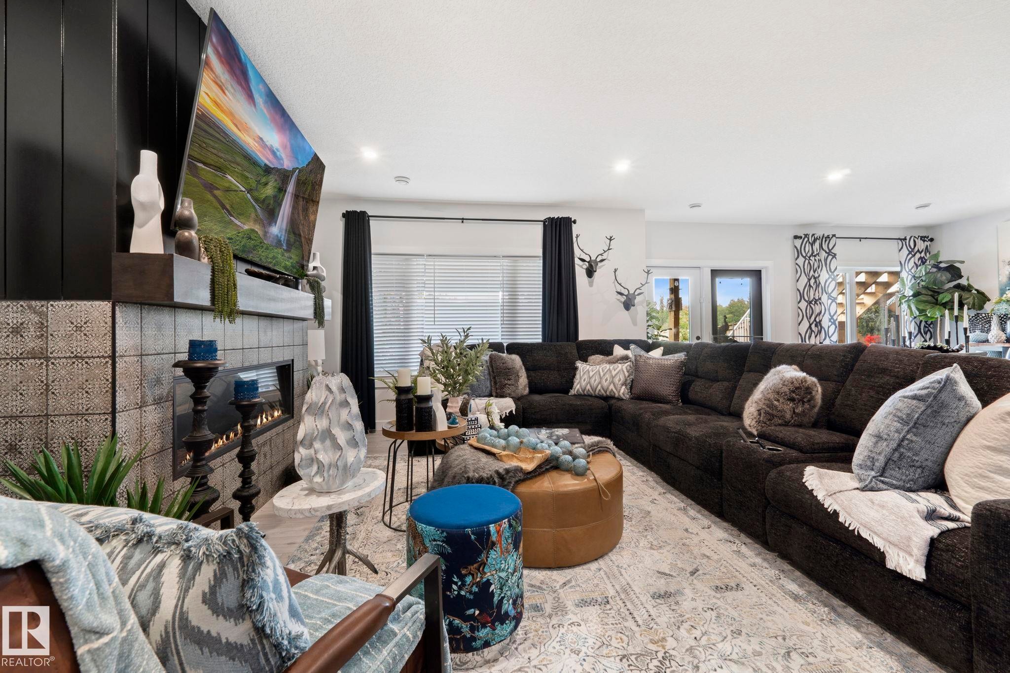 55 Maple Crescent, Gibbons, AB - Indoor Photo Showing Living Room