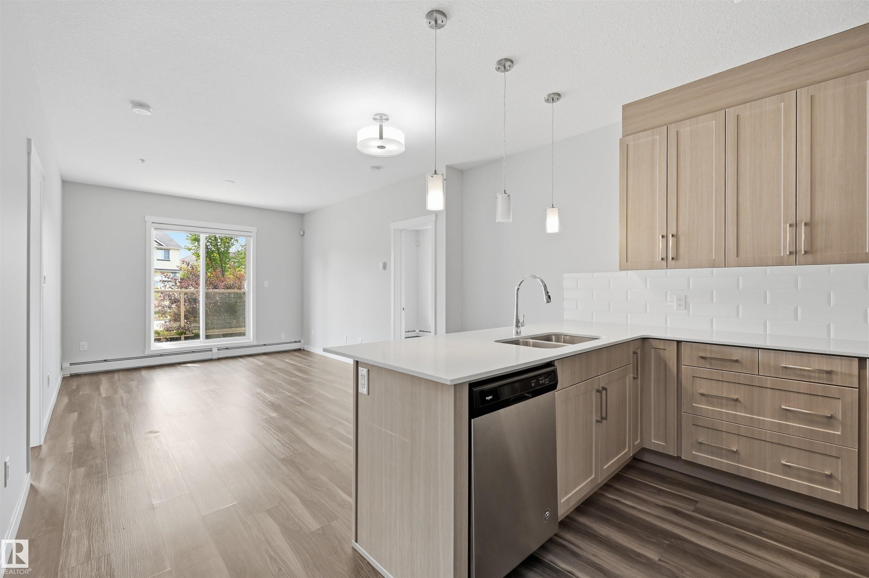 #117 812 Welsh Dr Sw, Edmonton, AB - Indoor Photo Showing Kitchen With Double Sink With Upgraded Kitchen