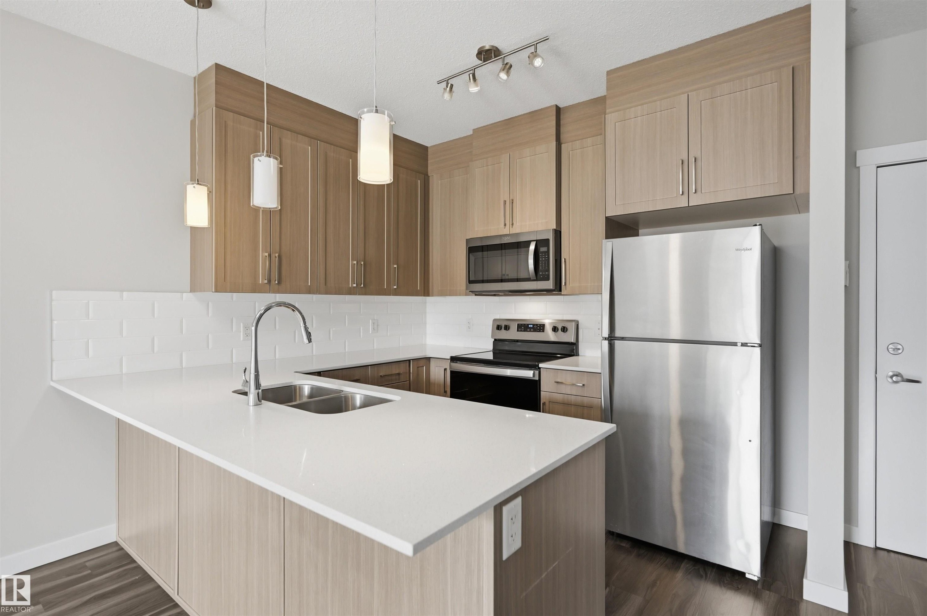 #117 812 Welsh Dr Sw, Edmonton, AB - Indoor Photo Showing Kitchen With Stainless Steel Kitchen With Double Sink With Upgraded Kitchen
