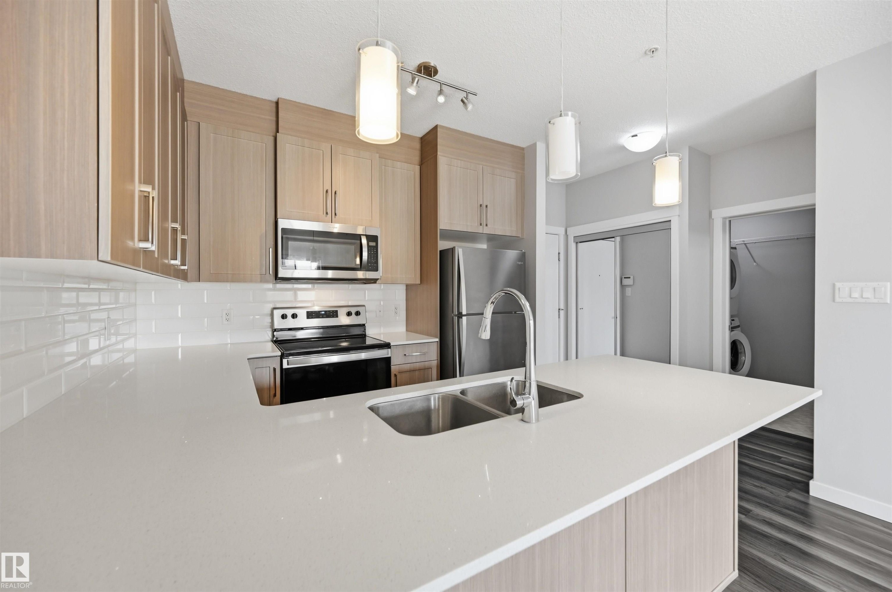 #117 812 Welsh Dr Sw, Edmonton, AB - Indoor Photo Showing Kitchen With Double Sink With Upgraded Kitchen