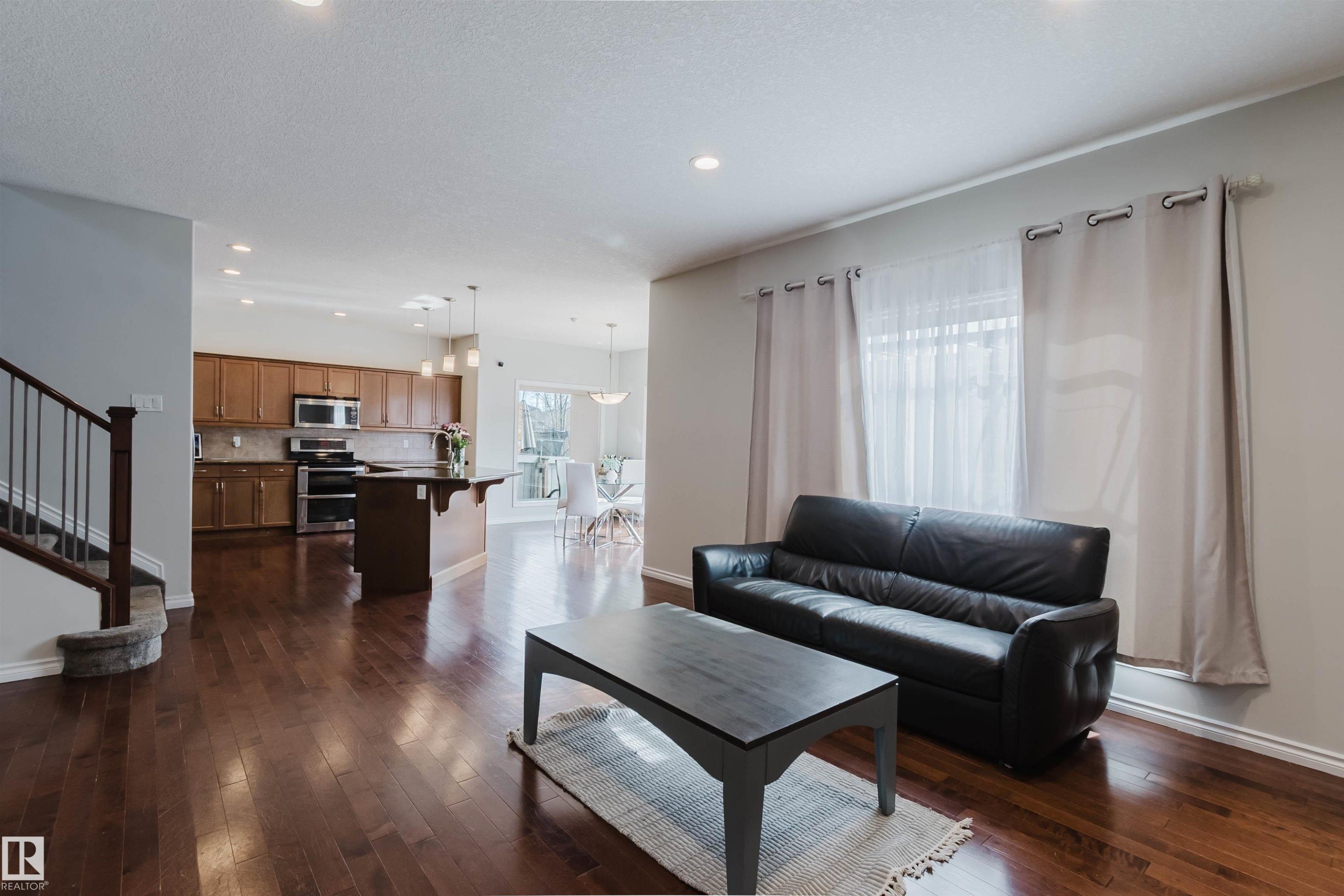 5623 206 Street Nw, Edmonton, AB - Indoor Photo Showing Living Room