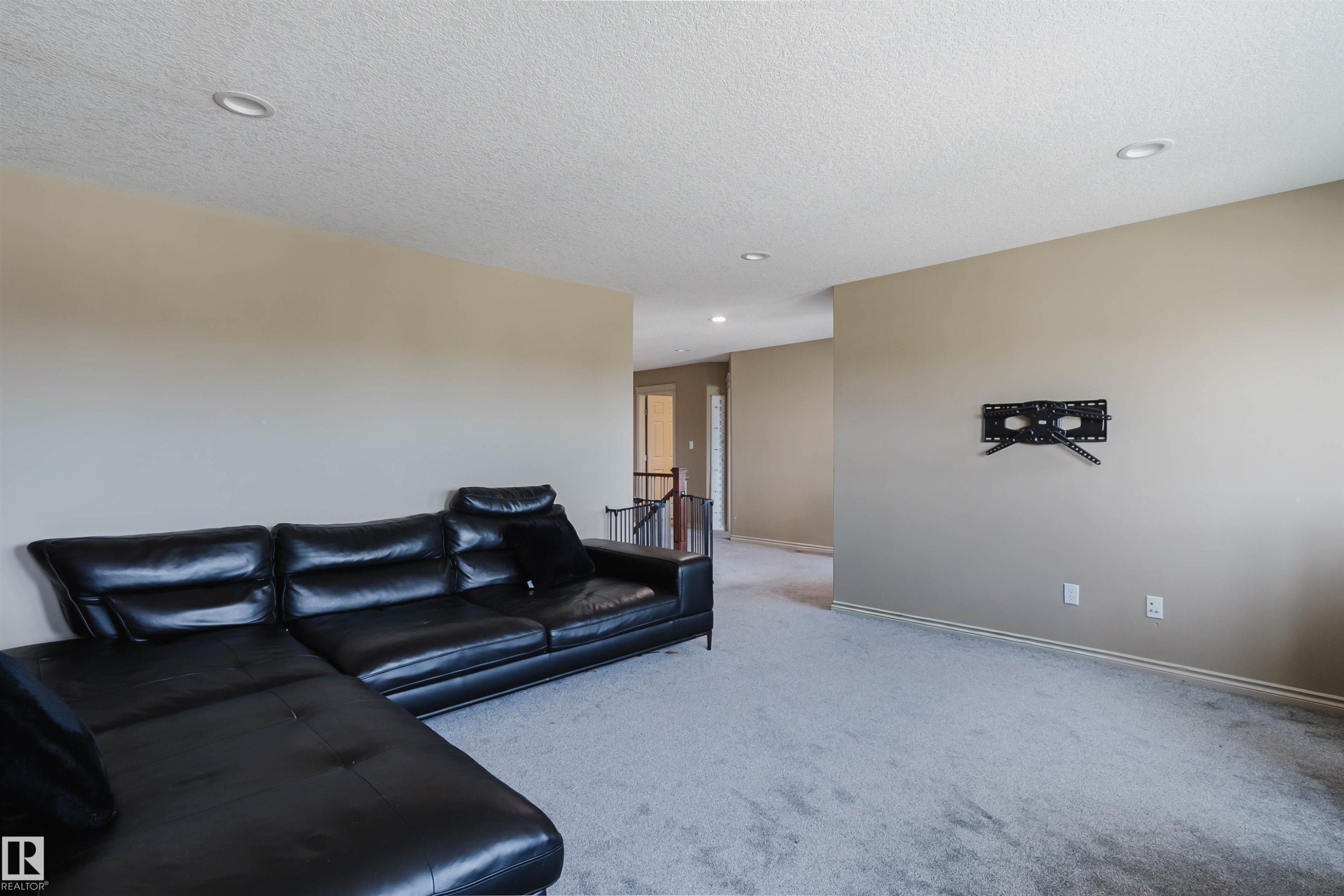 5623 206 Street Nw, Edmonton, AB - Indoor
