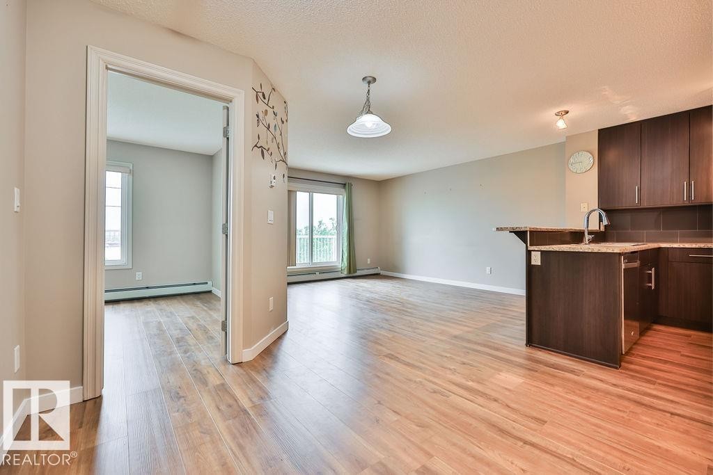 #411 2204 44 Av Nw, Edmonton, AB - Indoor Photo Showing Kitchen