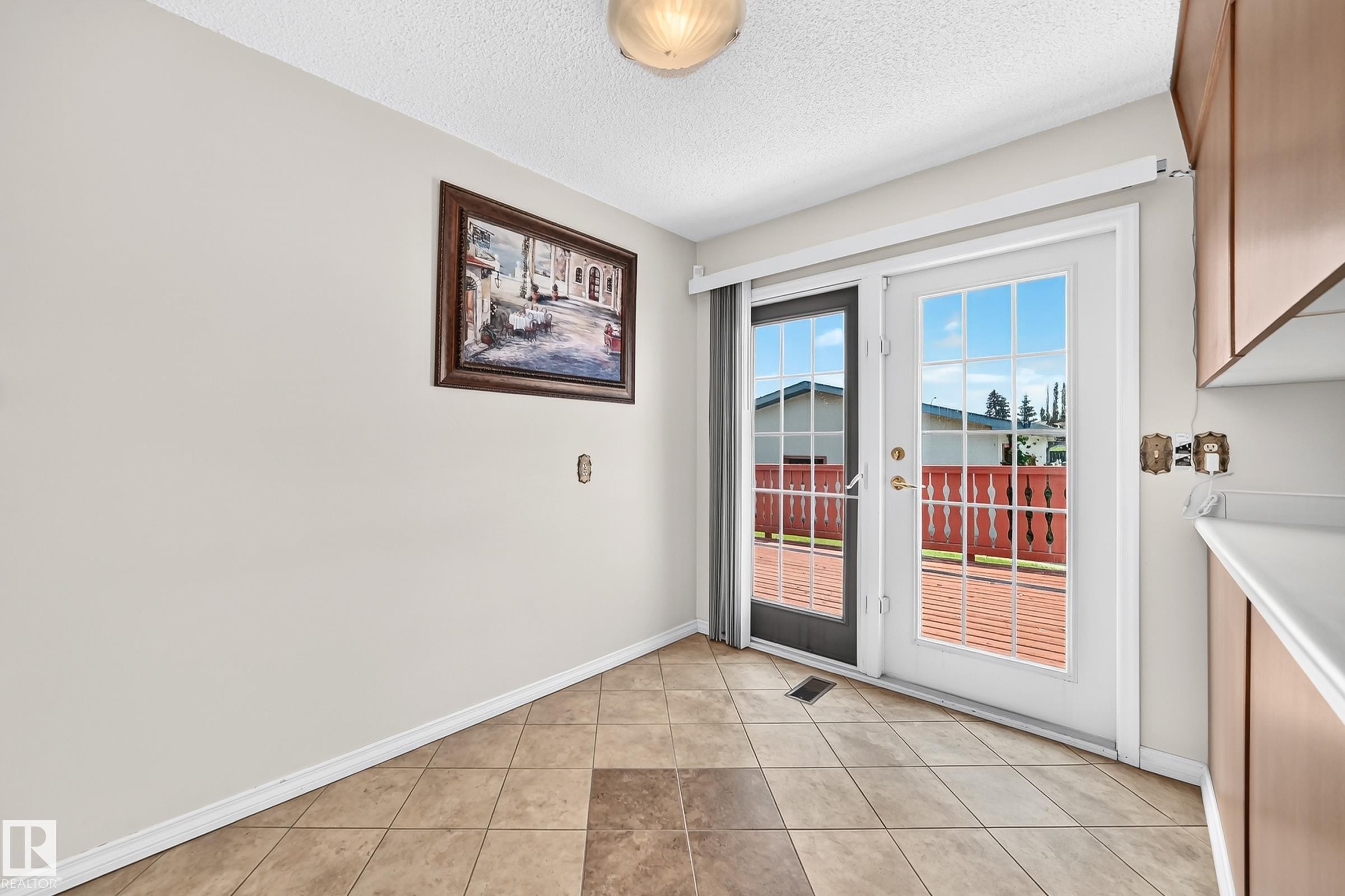 7215 144 Avenue Nw, Edmonton, AB - Indoor Photo Showing Other Room