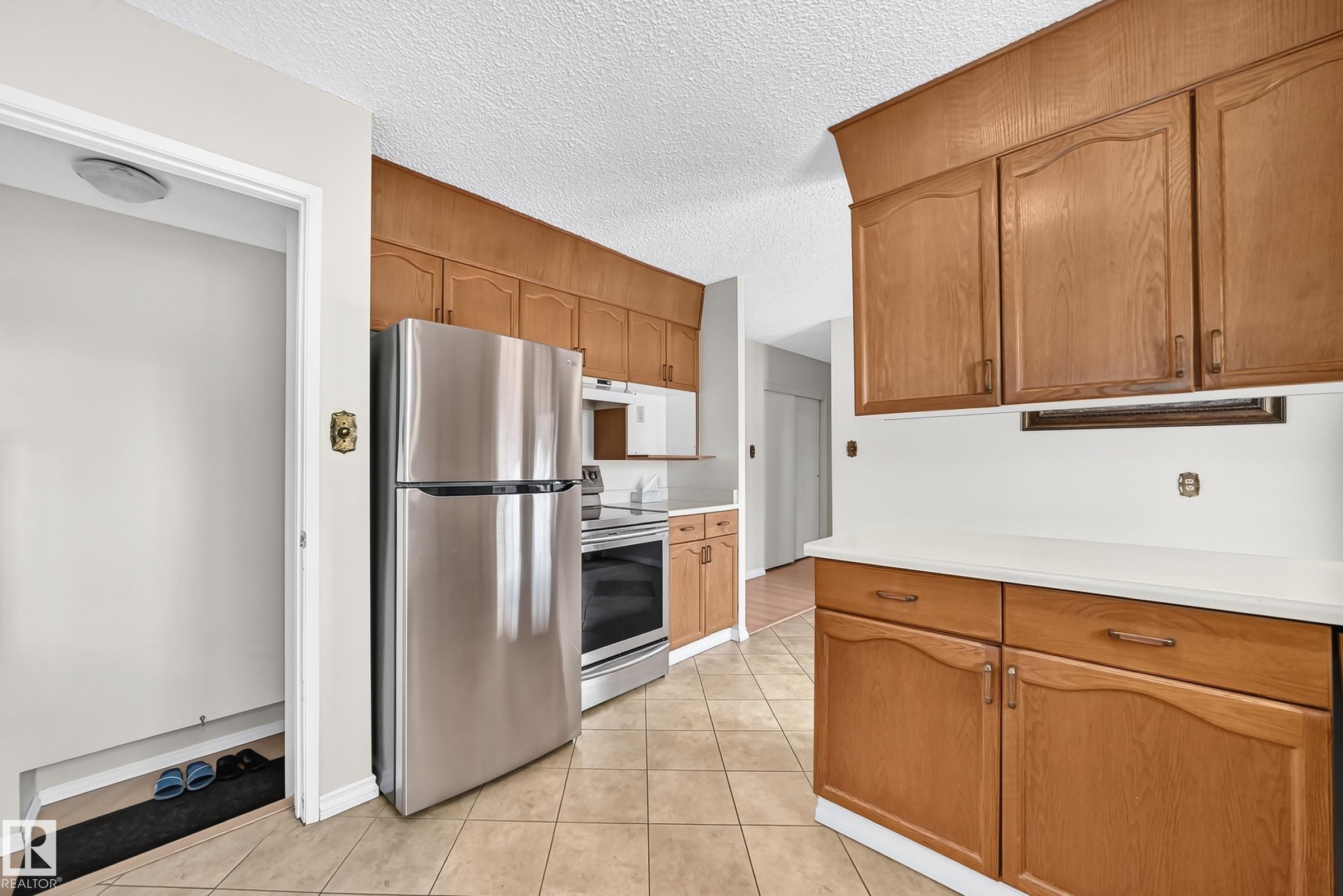 7215 144 Avenue Nw, Edmonton, AB - Indoor Photo Showing Kitchen