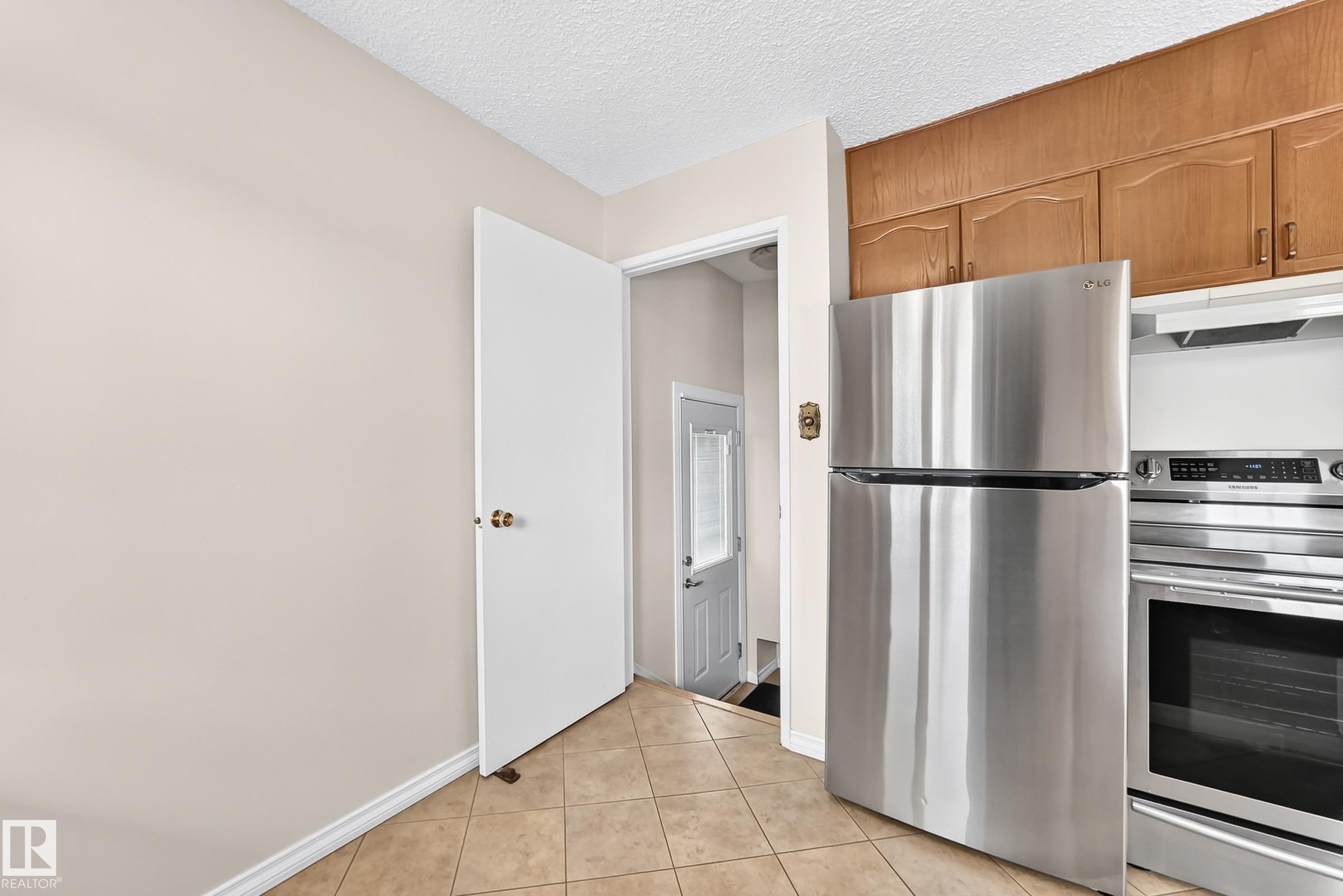 7215 144 Avenue Nw, Edmonton, AB - Indoor Photo Showing Kitchen