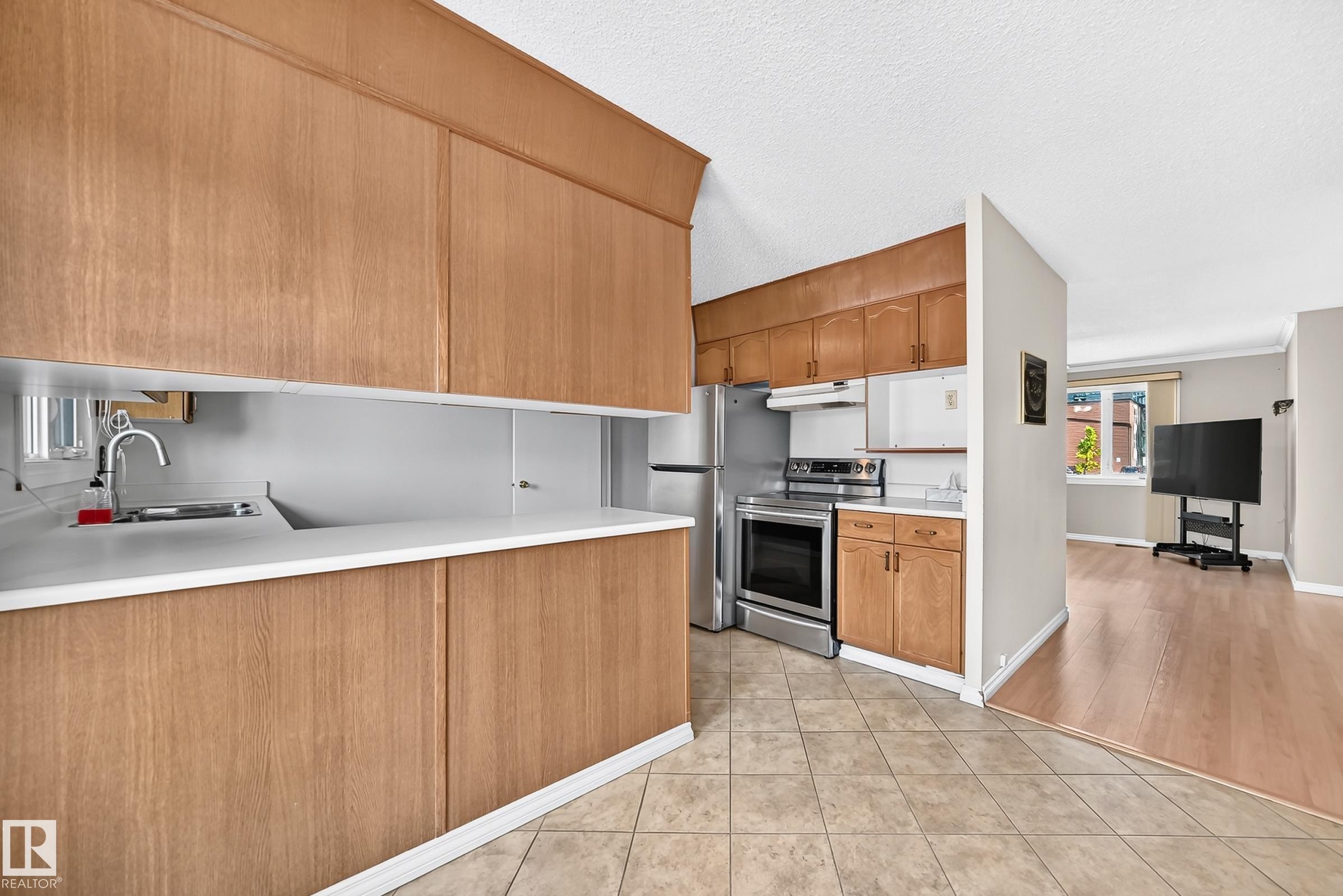 7215 144 Avenue Nw, Edmonton, AB - Indoor Photo Showing Kitchen