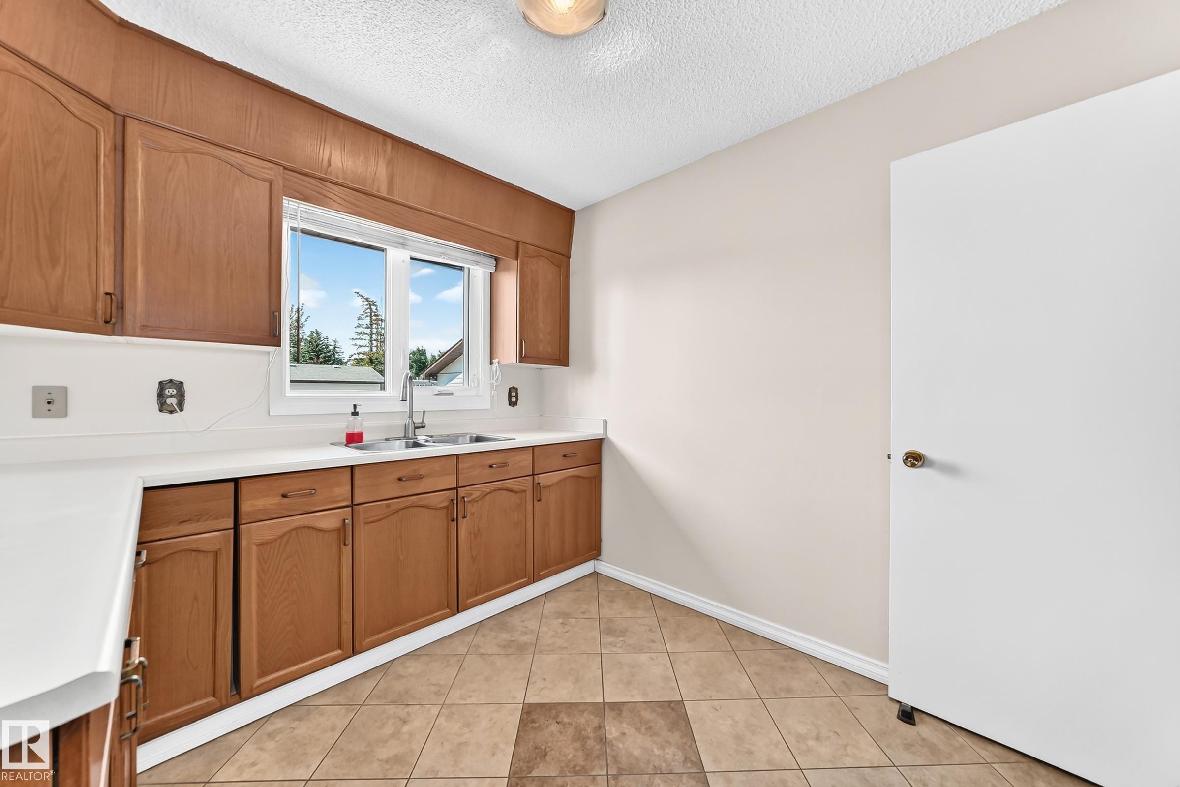 7215 144 Avenue Nw, Edmonton, AB - Indoor Photo Showing Kitchen With Double Sink