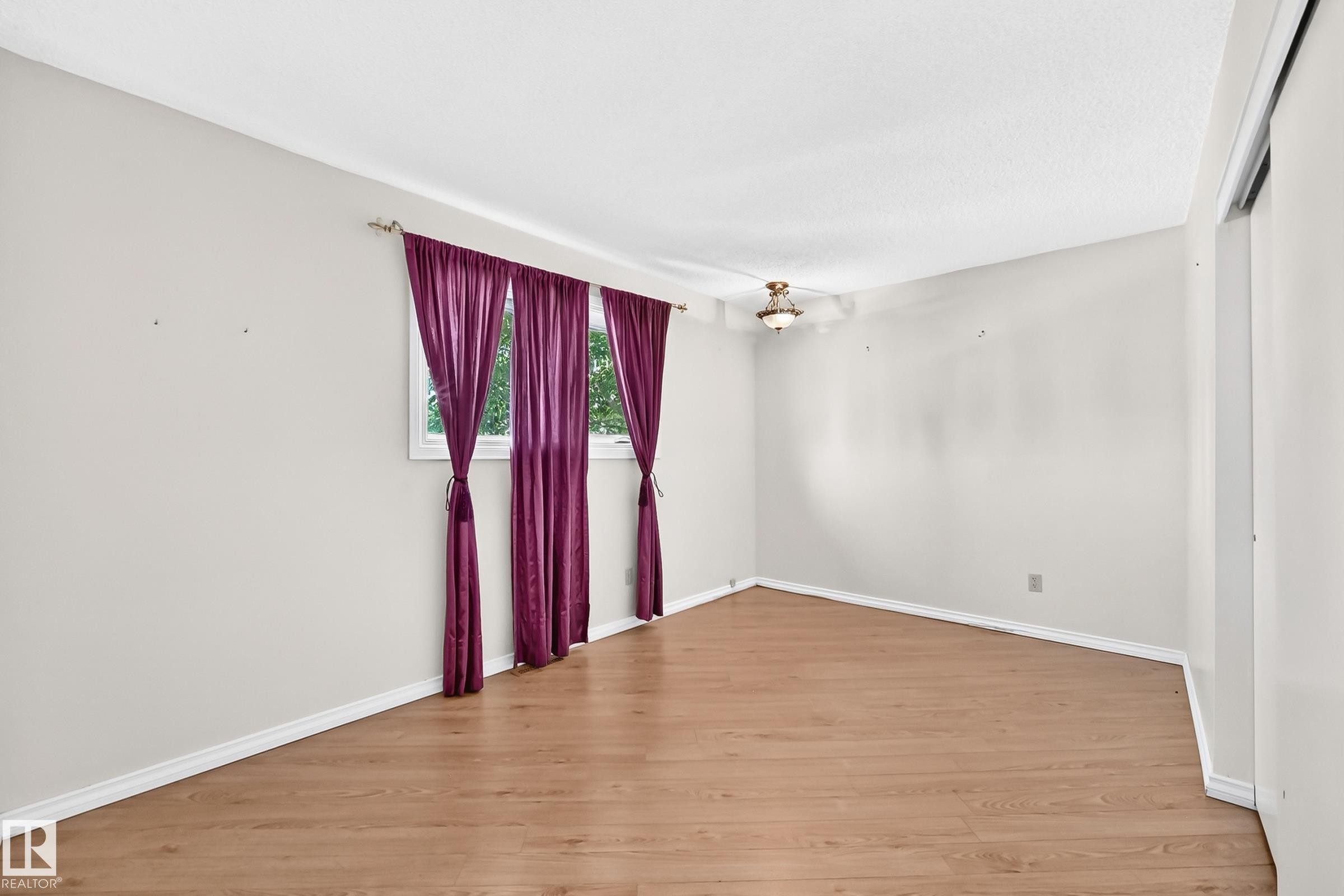 7215 144 Avenue Nw, Edmonton, AB - Indoor Photo Showing Other Room
