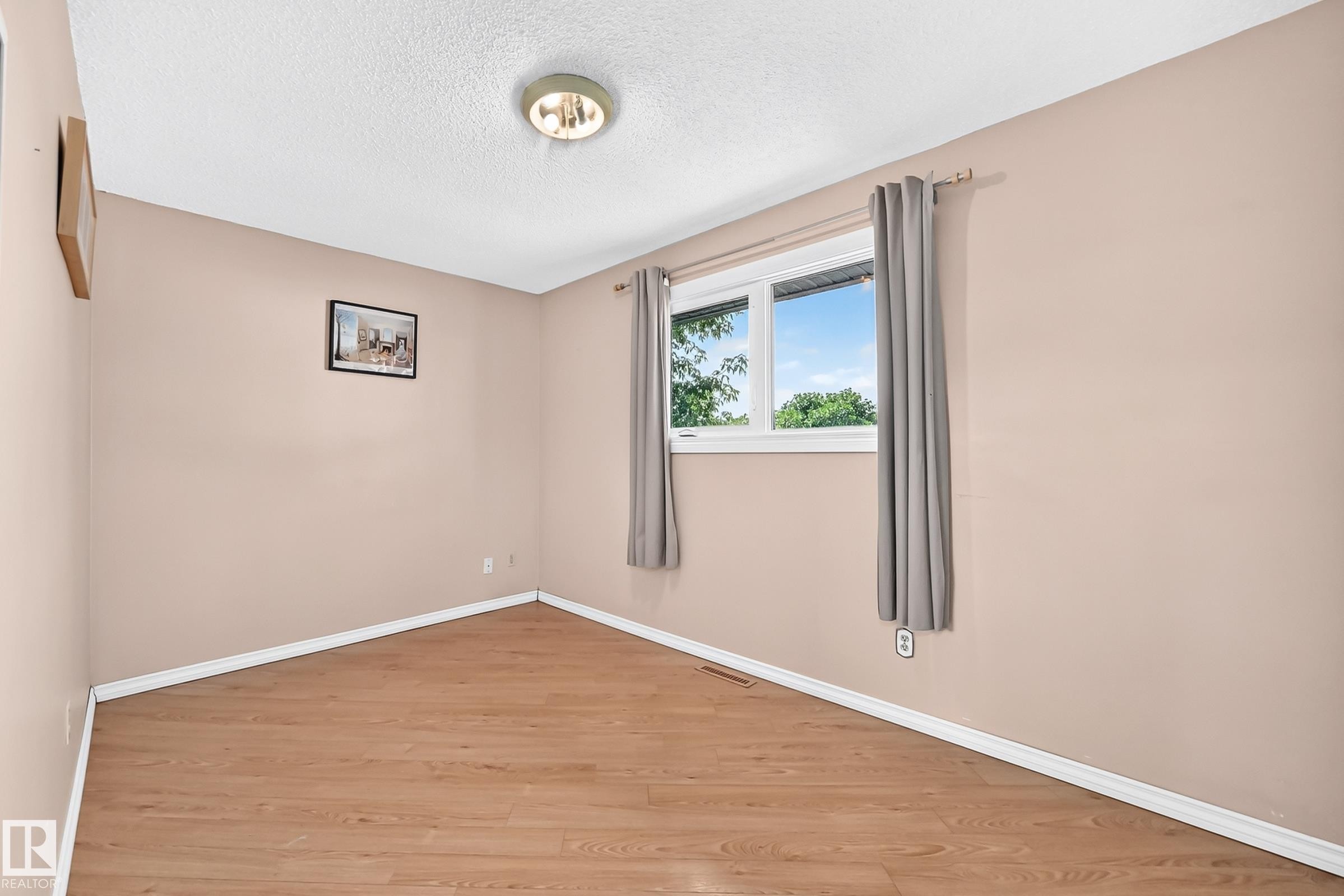 7215 144 Avenue Nw, Edmonton, AB - Indoor Photo Showing Other Room