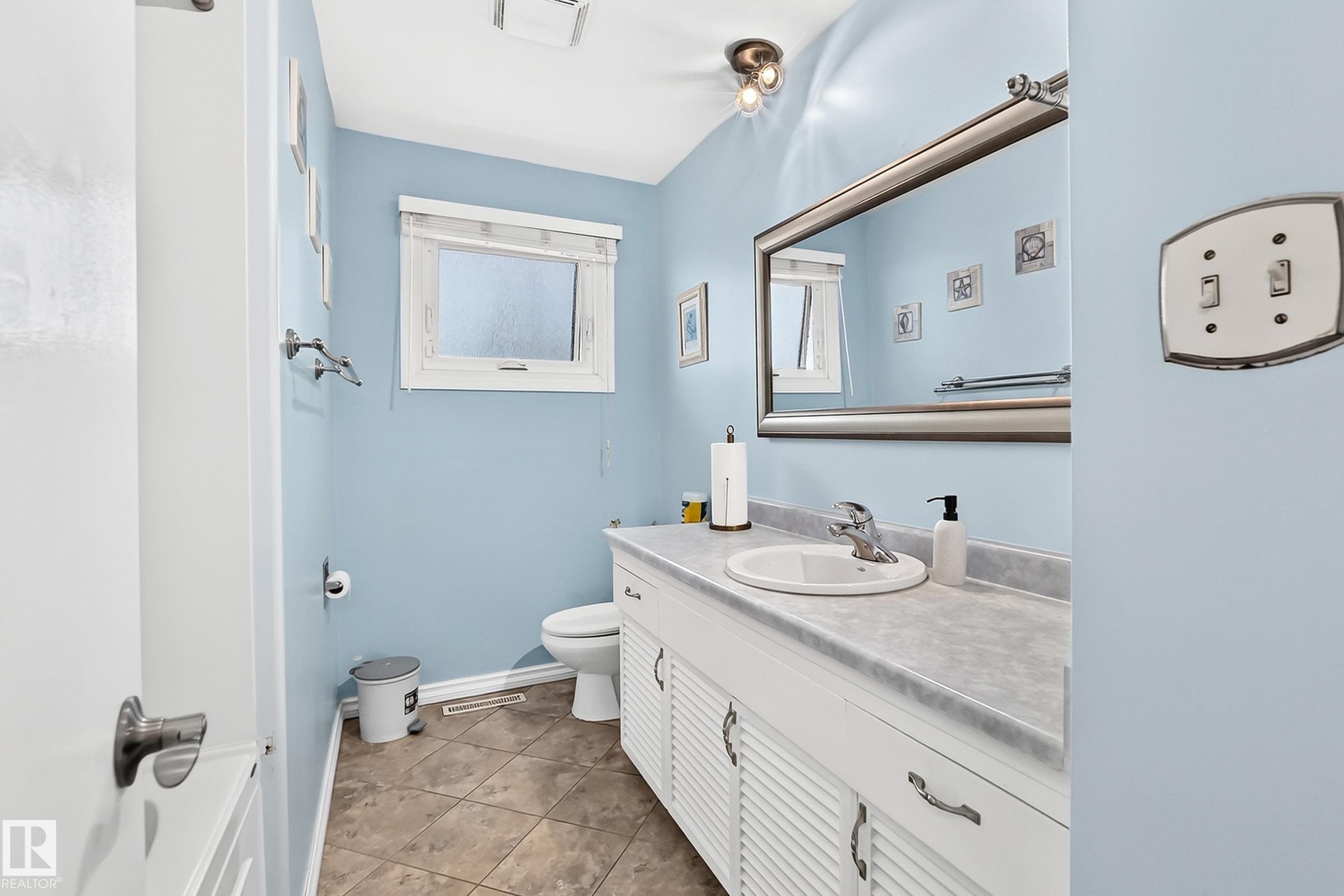 7215 144 Avenue Nw, Edmonton, AB - Indoor Photo Showing Bathroom