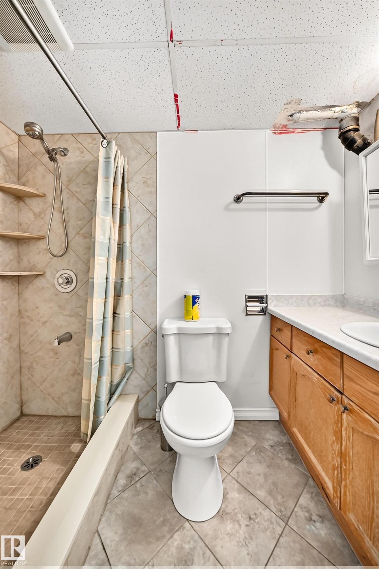 7215 144 Avenue Nw, Edmonton, AB - Indoor Photo Showing Bathroom