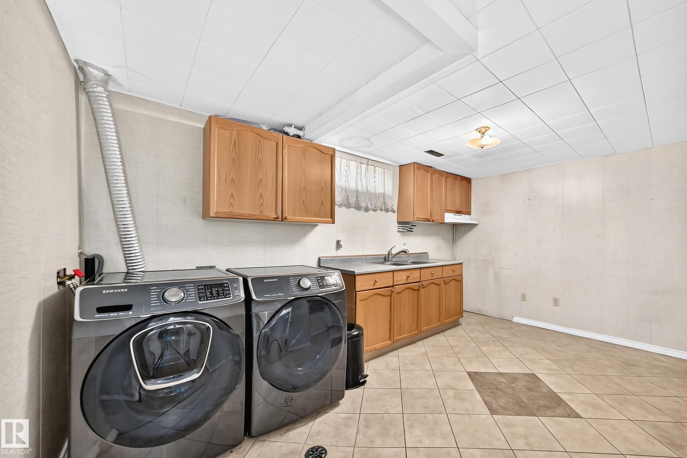 7215 144 Avenue Nw, Edmonton, AB - Indoor Photo Showing Laundry Room