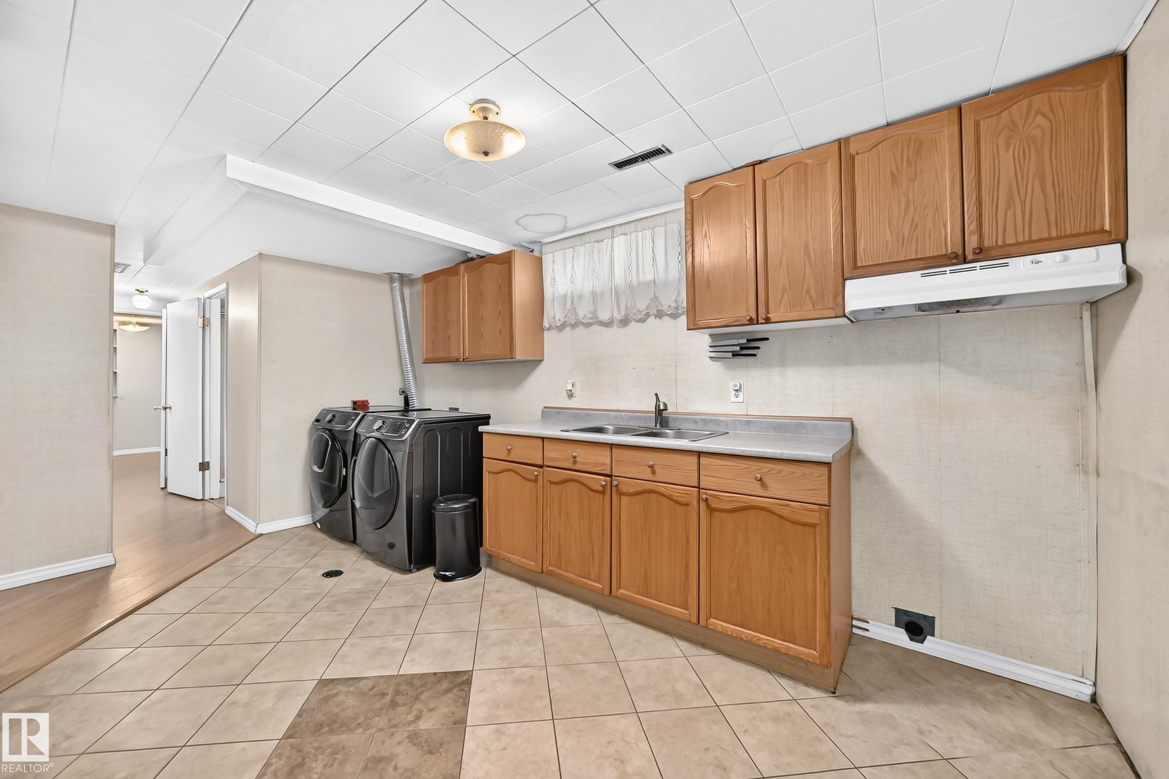 7215 144 Avenue Nw, Edmonton, AB - Indoor Photo Showing Kitchen