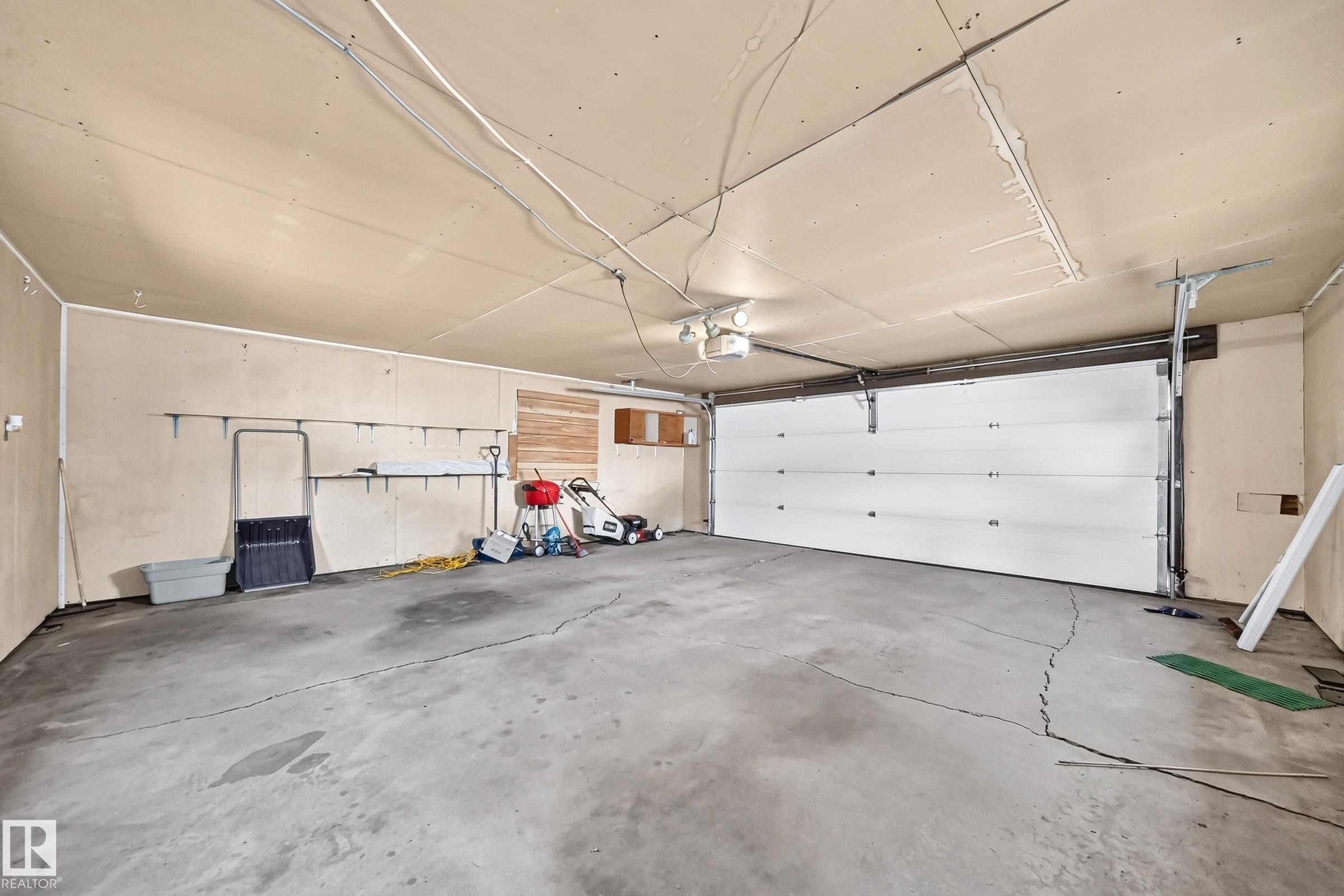 7215 144 Avenue Nw, Edmonton, AB - Indoor Photo Showing Garage