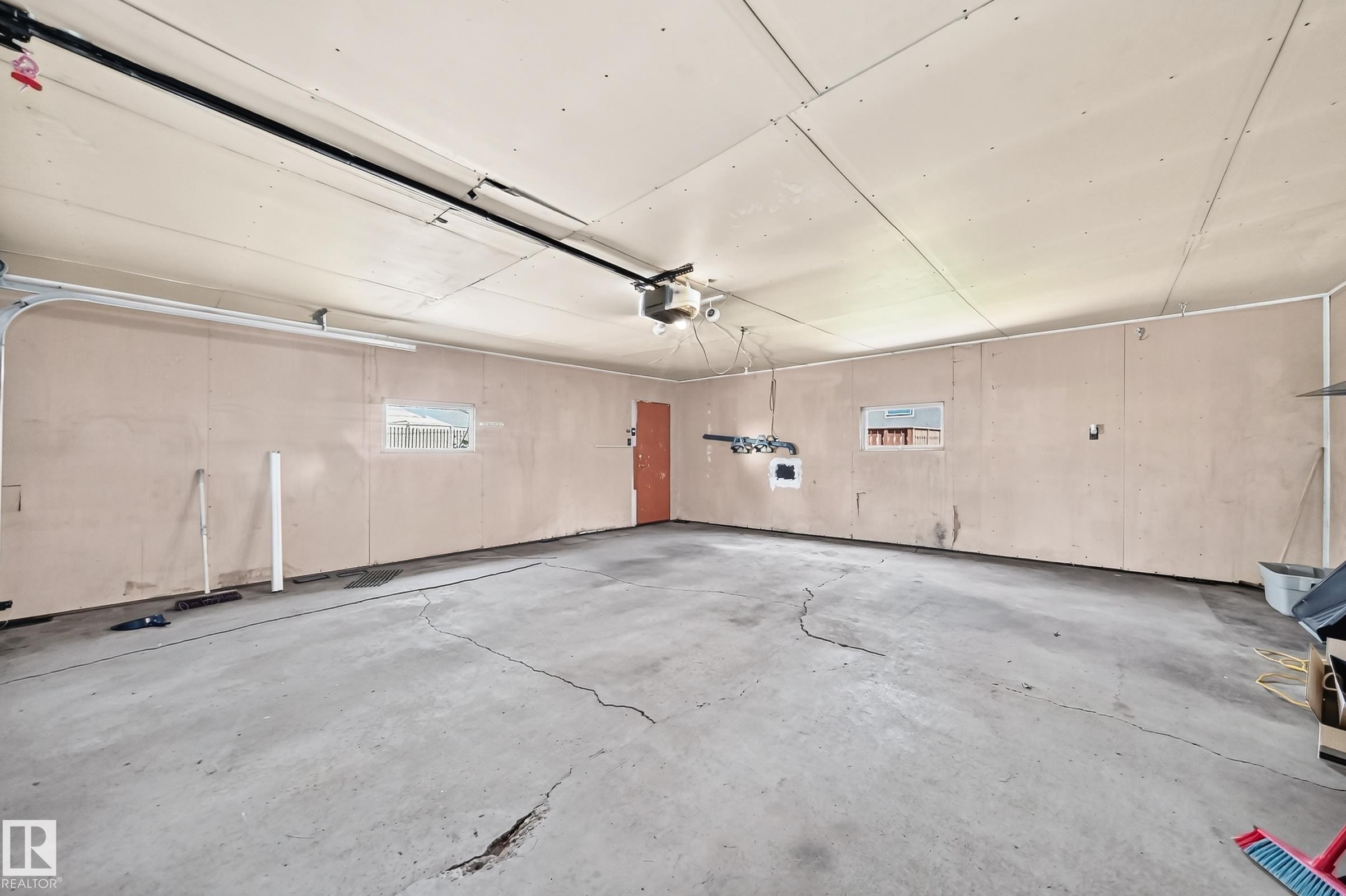 7215 144 Avenue Nw, Edmonton, AB - Indoor Photo Showing Garage