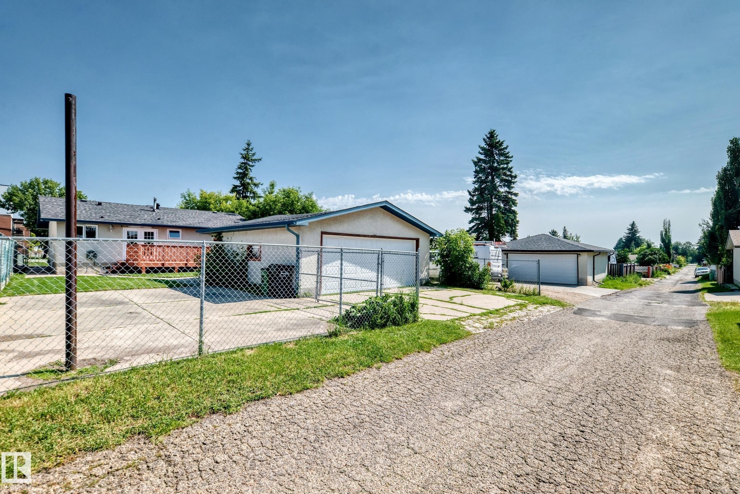 7215 144 Avenue Nw, Edmonton, AB - Outdoor