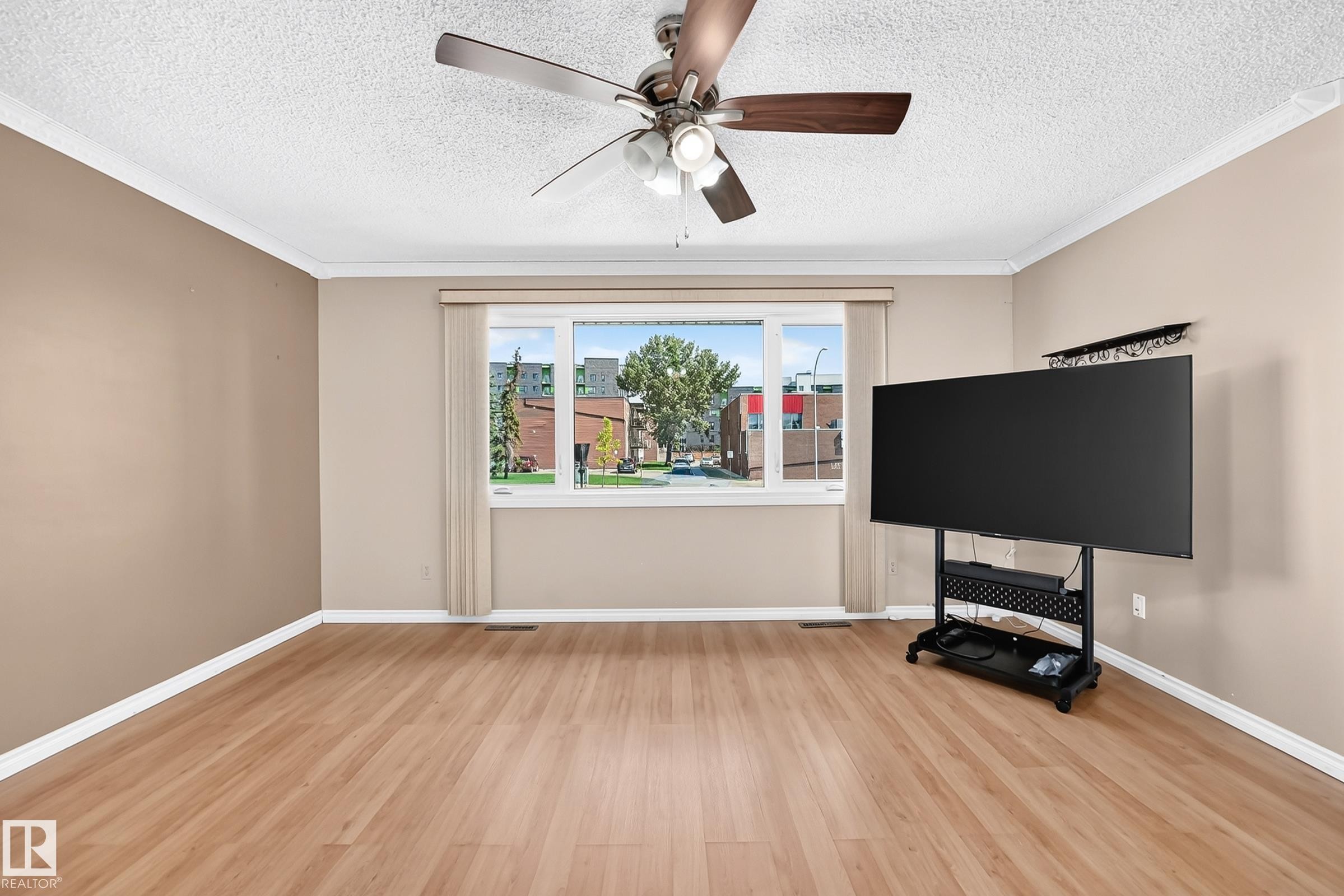7215 144 Avenue Nw, Edmonton, AB - Indoor Photo Showing Other Room