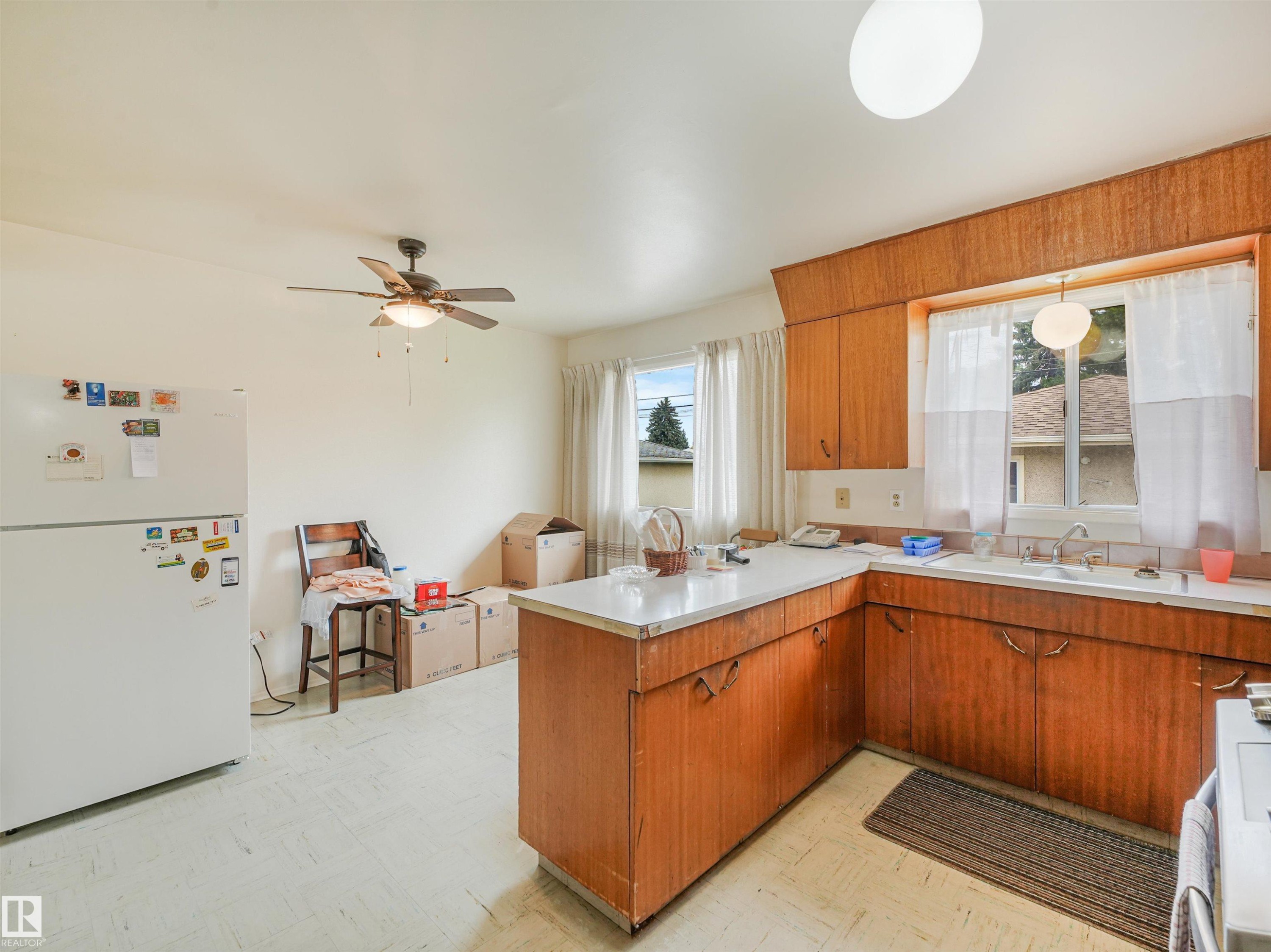 6206 132 Avenue Nw, Edmonton, AB - Indoor Photo Showing Kitchen