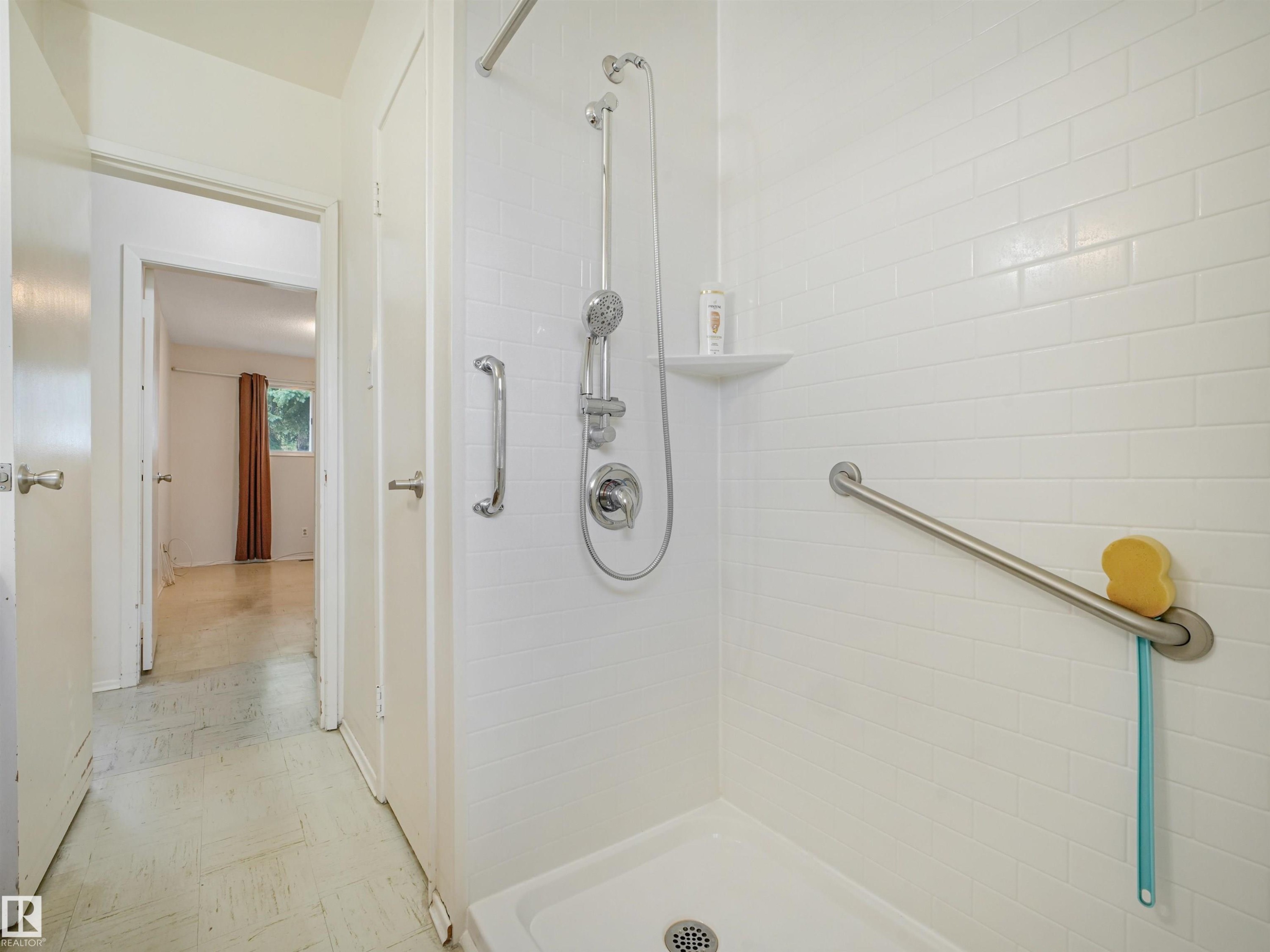 6206 132 Avenue Nw, Edmonton, AB - Indoor